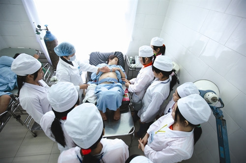 Hướng dẫn quy trình đỡ đẻ cho các cô đỡ thôn bản tại Bệnh viện đa khoa tỉnh Hà Giang.