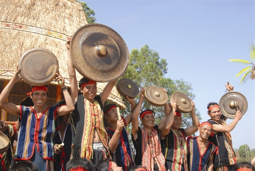 Đội cồng chiêng của Khu du lịch sinh thái Kon Dơng