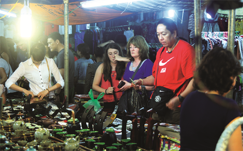 Khách nước ngoài mua hàng tại chợ đêm