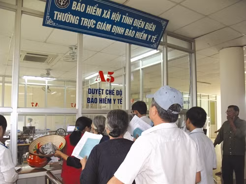 Đồng bào đến đăng ký khám, chữa bệnh bằng bảo hiểm y tế tại Bệnh viện đa khoa tỉnh Điện Biên