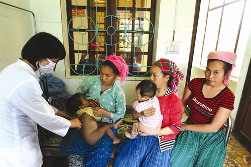 Kiểm tra sức khỏe cho trẻ em.