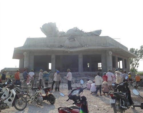 Bức tượng Phật đang trong giai đoạn hoàn thành đã đổ sập hoàn toàn. (Ảnh: Xuân Tiến-Văn Du/Vietnam+)