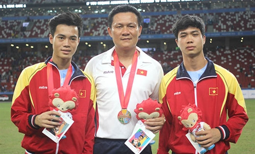 Cựu thủ môn Nguyễn Quốc Tuấn (giữa) cũng có đến chục năm làm trợ lý cho rất nhiều đời HLV ở sân Pleiku. Ảnh: Tuân Phạm Cựu thủ môn Nguyễn Quốc Tuấn (giữa) cũng có đến chục năm làm trợ lý cho rất nhiều đời HLV ở sân Pleiku. Ảnh: Tuân Phạm