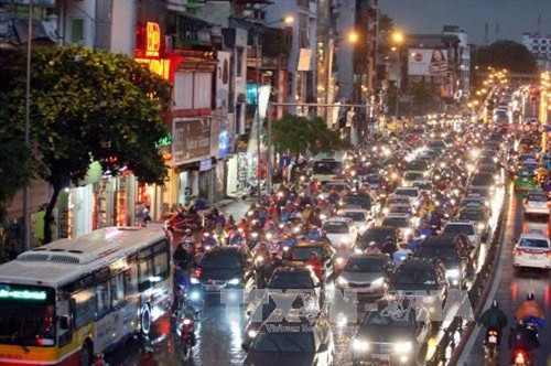 Những dòng xe kéo dài trên phố trong mưa