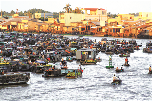 Chợ nổi Cái Răng họp từ rất sớm, đến gần sáng ghe thuyền đã ken đặc cả đoạn sông Cái Răng