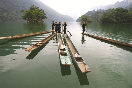 Thuyền độc mộc trên hồ Ba Bể