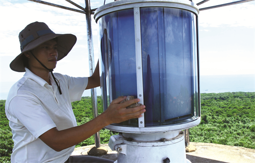 Công nhân Trạm hải đăng Cồn Cỏ bảo dưỡng đèn biển