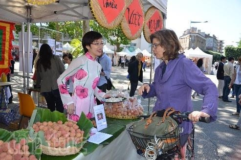 Người dân Pháp hỏi mua vải thiều Việt Nam nhân Ngày hội hữu nghị đoàn kết Việt-Pháp Người dân Pháp hỏi mua vải thiều Việt Nam nhân Ngày hội hữu nghị đoàn kết Việt-Pháp