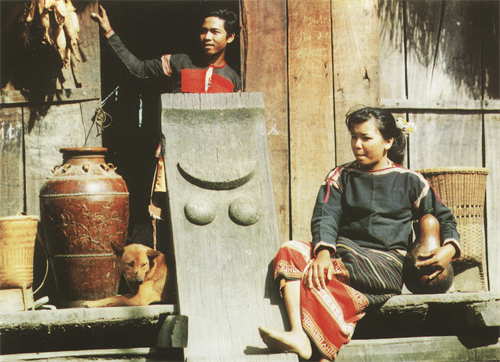 Cửa nhà sàn của người Ê Đê