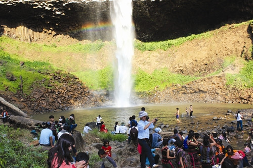 Lễ cúng bến nước thu hút đông đảo người dân cũng như du khách tham dự