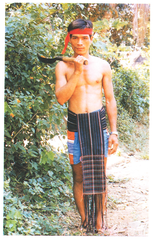 Trước kia, đàn ông Hrê đóng khố, mặc áo cánh ngắn đến thắt long hoặc ở trần,