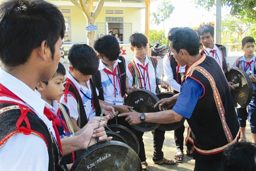 Nghệ nhân Y Khuynh dạy gõ cồng chiêng cho các em học sinh Trường Phổ thông cơ sở Dân tộc nội trú huyện Mang Yang