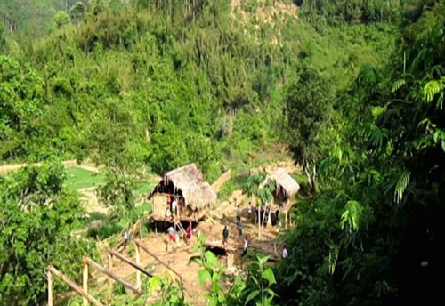 Phải mất khoảng 2 giờ để đi bộ từ trung tâm bản Phồng đến lán rẫy nơi xảy ra thảm án. Ảnh: vietnamnet.vn Phải mất khoảng 2 giờ để đi bộ từ trung tâm bản Phồng đến lán rẫy nơi xảy ra thảm án. Ảnh: vietnamnet.vn