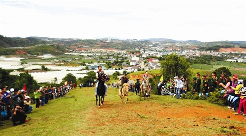 Trên một quả đồi, cuộc đua diễn ra hết sức hào hứng Trên một quả đồi, cuộc đua diễn ra hết sức hào hứng