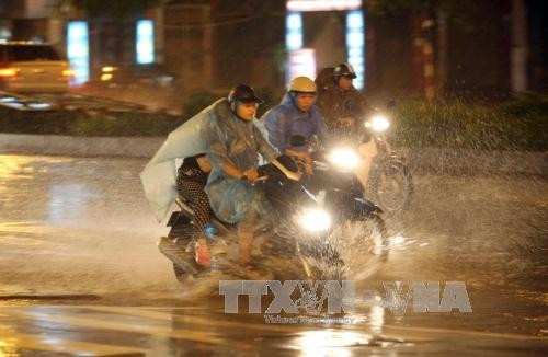 Đoạn đường Nguyễn Xiển ngập nước