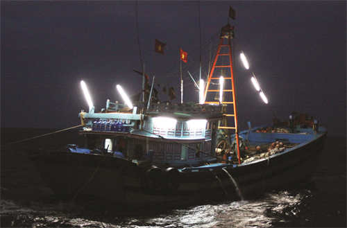Nhờ có tàu hậu cần, ngư dân yên tâm bám biển dài ngày Nhờ có tàu hậu cần, ngư dân yên tâm bám biển dài ngày