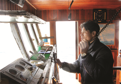 Tàu hậu cần được trang bị thiết bị hiện đại đảm bảo liên lạc thông suốt với các tàu của ngư dân Tàu hậu cần được trang bị thiết bị hiện đại đảm bảo liên lạc thông suốt với các tàu của ngư dân