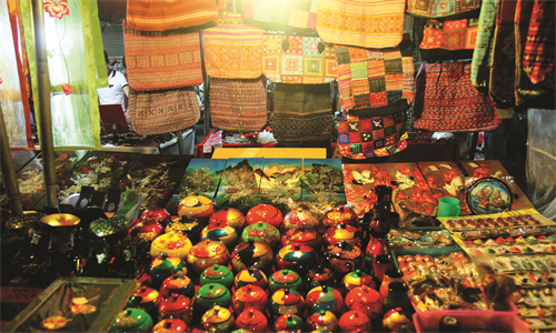 Quầy bán hàng thủ công mỹ nghệ