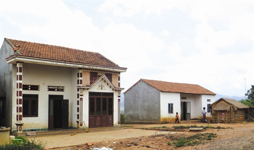 Đồng bào xây dựng nhà ở kiên cố trên phần đất được cấp. Đồng bào xây dựng nhà ở kiên cố trên phần đất được cấp.