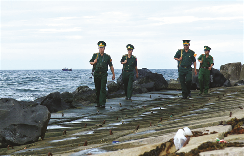Các chiến sỹ đang tuần tra trên đảo