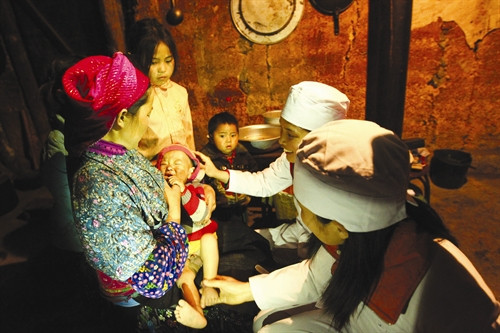 Khám bệnh cho trẻ ở thôn Lũng Táo, xã Lũng Táo, huyện Đồng Văn (Hà Giang).