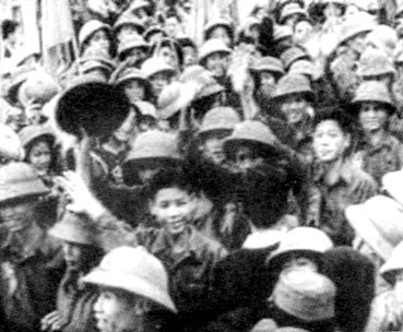 Thanh niên, sinh viên nhập ngũ vào chiến đấu tại mặt trận Quảng Trị năm 1972. Ảnh: qdnd.vn Thanh niên, sinh viên nhập ngũ vào chiến đấu tại mặt trận Quảng Trị năm 1972. Ảnh: qdnd.vn