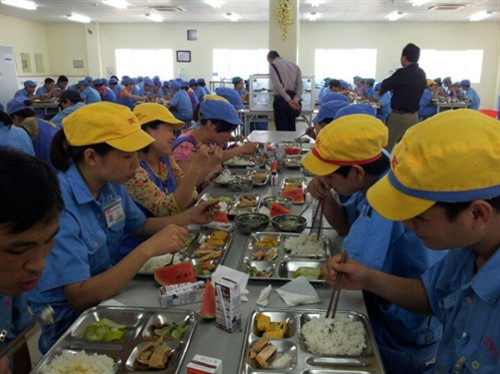 Doanh nghiệp “cò kè” tăng lương tối thiểu ảnh 1