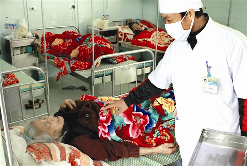 Nhân viên y tế Bệnh viện đa khoa huyện miền núi Minh Hóa (Quảng Bình) kiểm tra sức khỏe cho người nghèo và đồng bào dân tộc. Ảnh: Dương Ngọc- TTXVN Nhân viên y tế Bệnh viện đa khoa huyện miền núi Minh Hóa (Quảng Bình) kiểm tra sức khỏe cho người nghèo và đồng bào dân tộc. Ảnh: Dương Ngọc- TTXVN