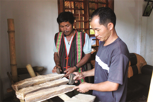 Nghệ nhân tại bon Bu Bia giúp anh Phương thẩm định âm thanh