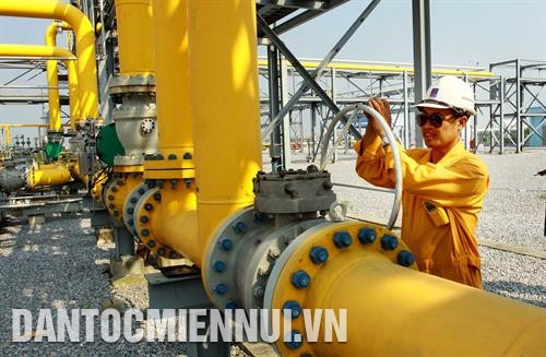 Tính đến hết năm 2017, cả nước có 17 khu kinh tế ven biển được thành lập, với tổng diện tích gần 845.000 ha, thu hút khoảng 78,6 tỷ USD vốn đầu tư. Các khu kinh tế ven biển đã đóng góp vào tăng trưởng kinh tế, xuất khẩu, thu ngân sách Nhà nước cũng như giải quyết việc làm. Ảnh: Danh Lam 10 năm qua, ngành dầu khí đã có nhiều nỗ lực trong thăm dò, khai thác các mỏ dầu, khí mới (bao gồm cả đầu tư các dự án dầu khí ở nước ngoài) và đẩy mạnh đầu tư các tổ hợp chế biến dầu, khí quy mô lớn. Ảnh: Thế Duyệt Lĩnh vực kinh tế hàng hải có bước phát triển đáng kể, giá trị sản lượng của ngành vận tải biển, dịch vụ cảng biển và đóng tàu liên tục gia tăng, với tốc độ tăng trong giai đoạn 2007 - 2010 là 22%/năm, giai đoạn 2011 - 2015 là 13%/năm. Ảnh: Nguyên Lý