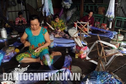 Mùa nước nổi năm nay tại Đồng bằng sông Cửu Long về sớm và được dự báo mực nước có thể cao hơn những năm trước. Những ngày này, không khí làm việc tại các cơ sở đan lưới thuộc xã Vĩnh Tế (thành phố Châu Đốc, An Giang) rất nhộn nhịp. Đây là thời điểm các hộ dân làm lưới chạy hết công suất để sản xuất hàng giao cho khách, phục vụ nhu cầu đánh bắt thủy sản trong mùa lũ. Trong ảnh: Các công nhân thực hiện công đoạn đan lưới tại một cơ sở đan lưới thuộc xã Vĩnh Tế. Ảnh: An Hiếu