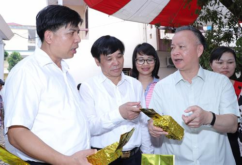 Phó Chủ tịch Thường trực Ủy ban Nhân dân Thành phố Hà Nội Nguyễn Văn Sửu (bên phải) thăm các gian hàng giới thiệu sản phẩm nông nghiệp của huyện Quốc Oai. Lãnh đạo ngành Nông nghiệp Hà Nội cùng đánh giá chất lượng sản phẩm nhãn chín muộn. Ông Nguyễn Xuân Đại, Phó Giám đốc Sở Nông nghiệp và Phát triển nông thôn Hà Nội kiểm tra việc truy xuất nguồn gốc sản phẩm nhãn chín muộn của huyện Quốc Oai.