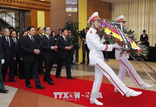 Các đồng chí lãnh đạo, nguyên lãnh đạo Đảng, Nhà nước và các đại biểu dự lễ viếng đồng chí Phan Văn Khải tại Trung tâm Hội nghị Quốc tế, Hà Nội. Ảnh: TTXVN Đoàn đại biểu Chính phủ do Phó Thủ tướng Vương Đình Huệ làm trưởng đoàn viếng đồng chí Phan Văn Khải tại Hà Nội. Ảnh: TTXVN Phó Thủ tướng Vương Đình Huệ,Trưởng ban Kinh tế Trung ương Nguyễn Văn Bình ghi sổ tang, viếng đồng chí Phan Văn Khải tại Trung tâm Hội nghị Quốc tế, Hà Nội. Ảnh: TTXVN Phó Chủ tịch Quốc hội Đỗ Bá Tỵ ghi sổ tang, viếng đồng chí Phan Văn Khải tại Trung tâm Hội nghị Quốc tế, Hà Nội. Ảnh: TTXVN Đoàn đại biểu Thông tấn xã Việt Nam do đồng chí Nguyễn Đức Lợi, Uỷ viên Trung ương Đảng, Bí thư Đảng uỷ, Tổng Giám đốc TTXVN làm trưởng đoàn viếng đồng chí Phan Văn Khải tại Hà Nội. Ảnh: TTXVN Đồng chí Nguyễn Đức Lợi (trái), Uỷ viên Trung ương Đảng, Bí thư Đảng uỷ, Tổng Giám đốc TTXVN và đồng chí Hồ Đức Phớc, Uỷ viên Trung ương Đảng, Tổng Kiểm toán Nhà nước ghi sổ tang, viếng đồng chí Phan Văn Khải tại Hà Nội. Ảnh: TTXVN Đoàn đại biểu lãnh đạo Đảng, Nhà nước, nguyên lãnh đạo Đảng, Nhà nước viếng đồng chí Phan Văn Khải tại Hà Nội. Ảnh: TTXVN Ban Tổ chức Trung ương Đảng viếng đồng chí Phan Văn Khải tại Hà Nội. Ảnh: TTXVN Ban Dân vận Trung ương viếng đồng chí Phan Văn Khải tại Hà Nội. Ảnh: TTXVN Đoàn đại biểu Bộ Tài chính viếng đồng chí Phan Văn Khải tại Hà Nội. Ảnh: TTXVN Đoàn đại biểu Ban Kinh tế Trung ương viếng đồng chí Phan Văn Khải tại Hà Nội. Ảnh: TTXVN Đoàn đại biểu Ban Nội chính Trung ương viếng đồng chí Phan Văn Khải tại Hà Nội. Ảnh: TTXVN Đoàn đại biểu Bộ Tổng tham mưu Quân đội nhân dân Việt Nam đến viếng đồng chí Phan Văn Khải tại Hà Nội. Ảnh: TTXVN Đoàn đại biểu Đảng ủy Công an Trung ương và Bộ Công an viếng đồng chí Phan Văn Khải tại Hà Nội. Ảnh: TTXVN Đoàn đại biểu Ban Chấp hành Tổng Liên đoàn Lao động Việt Nam viếng đồng chí Phan Văn Khải tại Hà Nội. Ảnh: TTXVN Đoàn đại biểu Tổng cục Chính trị Quân đội nhân dân Việt Nam viếng đồng chí Phan Văn Khải tại Hà Nội. Ảnh: TTXVN Đoàn đại biểu Văn phòng Trung ương Đảng viếng đồng chí Phan Văn Khải tại Hà Nội. Ảnh: An Đăng – TTXVN Đoàn đại biểu Văn phòng Chủ tịch nước viếng đồng chí Phan Văn Khải tại Hà Nội. Ảnh: An Đăng – TTXVN Đoàn đại biểu Ủy ban dân tộc viếng đồng chí Phan Văn Khải tại Hà Nội. Ảnh: TTXVN Đoàn đại biểu Đại sứ quán Nga tại Việt Nam viếng đồng chí Phan Văn Khải tại Hà Nội. Ảnh: An Đăng – TTXVN Đại sứ Đặc mệnh toàn quyền Venezuela tại Việt Nam Jorge Rondon Uzcategui viếng đồng chí Phan Văn Khải tại Hà Nội. Ảnh: An Đăng - TTXVN Các đại biểu quốc tế ghi sổ tang, viếng đồng chí Phan Văn Khải. Ảnh: An Đăng - TTXVN Các đồng chí lãnh đạo, nguyên lãnh đạo Đảng, Nhà nước và các đại biểu dự lễ viếng đồng chí Phan Văn Khải tại Trung tâm Hội nghị Quốc tế, Hà Nội. Ảnh: TTXVN Đoàn đại biểu Chính phủ do Phó Thủ tướng Vương Đình Huệ làm trưởng đoàn viếng đồng chí Phan Văn Khải tại Hà Nội. Ảnh: TTXVN Phó Thủ tướng Vương Đình Huệ,Trưởng ban Kinh tế Trung ương Nguyễn Văn Bình ghi sổ tang, viếng đồng chí Phan Văn Khải tại Trung tâm Hội nghị Quốc tế, Hà Nội. Ảnh: TTXVN Phó Chủ tịch Quốc hội Đỗ Bá Tỵ ghi sổ tang, viếng đồng chí Phan Văn Khải tại Trung tâm Hội nghị Quốc tế, Hà Nội. Ảnh: TTXVN Đoàn đại biểu Thông tấn xã Việt Nam do đồng chí Nguyễn Đức Lợi, Uỷ viên Trung ương Đảng, Bí thư Đảng uỷ, Tổng Giám đốc TTXVN làm trưởng đoàn viếng đồng chí Phan Văn Khải tại Hà Nội. Ảnh: TTXVN Đồng chí Nguyễn Đức Lợi (trái), Uỷ viên Trung ương Đảng, Bí thư Đảng uỷ, Tổng Giám đốc TTXVN và đồng chí Hồ Đức Phớc, Uỷ viên Trung ương Đảng, Tổng Kiểm toán Nhà nước ghi sổ tang, viếng đồng chí Phan Văn Khải tại Hà Nội. Ảnh: TTXVN Đoàn đại biểu lãnh đạo Đảng, Nhà nước, nguyên lãnh đạo Đảng, Nhà nước viếng đồng chí Phan Văn Khải tại Hà Nội. Ảnh: TTXVN Ban Tổ chức Trung ương Đảng viếng đồng chí Phan Văn Khải tại Hà Nội. Ảnh: TTXVN Ban Dân vận Trung ương viếng đồng chí Phan Văn Khải tại Hà Nội. Ảnh: TTXVN Đoàn đại biểu Bộ Tài chính viếng đồng chí Phan Văn Khải tại Hà Nội. Ảnh: TTXVN Đoàn đại biểu Ban Kinh tế Trung ương viếng đồng chí Phan Văn Khải tại Hà Nội. Ảnh: TTXVN Đoàn đại biểu Ban Nội chính Trung ương viếng đồng chí Phan Văn Khải tại Hà Nội. Ảnh: TTXVN Đoàn đại biểu Bộ Tổng tham mưu Quân đội nhân dân Việt Nam đến viếng đồng chí Phan Văn Khải tại Hà Nội. Ảnh: TTXVN Đoàn đại biểu Đảng ủy Công an Trung ương và Bộ Công an viếng đồng chí Phan Văn Khải tại Hà Nội. Ảnh: TTXVN Đoàn đại biểu Ban Chấp hành Tổng Liên đoàn Lao động Việt Nam viếng đồng chí Phan Văn Khải tại Hà Nội. Ảnh: TTXVN Đoàn đại biểu Tổng cục Chính trị Quân đội nhân dân Việt Nam viếng đồng chí Phan Văn Khải tại Hà Nội. Ảnh: TTXVN Đoàn đại biểu Văn phòng Trung ương Đảng viếng đồng chí Phan Văn Khải tại Hà Nội. Ảnh: An Đăng – TTXVN Đoàn đại biểu Văn phòng Chủ tịch nước viếng đồng chí Phan Văn Khải tại Hà Nội. Ảnh: An Đăng – TTXVN Đoàn đại biểu Ủy ban dân tộc viếng đồng chí Phan Văn Khải tại Hà Nội. Ảnh: TTXVN Đoàn đại biểu Đại sứ quán Nga tại Việt Nam viếng đồng chí Phan Văn Khải tại Hà Nội. Ảnh: An Đăng – TTXVN Đại sứ Đặc mệnh toàn quyền Venezuela tại Việt Nam Jorge Rondon Uzcategui viếng đồng chí Phan Văn Khải tại Hà Nội. Ảnh: An Đăng - TTXVN Các đại biểu quốc tế ghi sổ tang, viếng đồng chí Phan Văn Khải. Ảnh: An Đăng - TTXVN