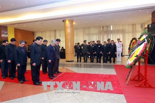 Các đồng chí lãnh đạo, nguyên lãnh đạo Đảng, Nhà nước và các đại biểu dự lễ viếng đồng chí Phan Văn Khải tại Trung tâm Hội nghị Quốc tế, Hà Nội. Ảnh: TTXVN Đoàn đại biểu Chính phủ do Phó Thủ tướng Vương Đình Huệ làm trưởng đoàn viếng đồng chí Phan Văn Khải tại Hà Nội. Ảnh: TTXVN Phó Thủ tướng Vương Đình Huệ,Trưởng ban Kinh tế Trung ương Nguyễn Văn Bình ghi sổ tang, viếng đồng chí Phan Văn Khải tại Trung tâm Hội nghị Quốc tế, Hà Nội. Ảnh: TTXVN Phó Chủ tịch Quốc hội Đỗ Bá Tỵ ghi sổ tang, viếng đồng chí Phan Văn Khải tại Trung tâm Hội nghị Quốc tế, Hà Nội. Ảnh: TTXVN Đoàn đại biểu Thông tấn xã Việt Nam do đồng chí Nguyễn Đức Lợi, Uỷ viên Trung ương Đảng, Bí thư Đảng uỷ, Tổng Giám đốc TTXVN làm trưởng đoàn viếng đồng chí Phan Văn Khải tại Hà Nội. Ảnh: TTXVN Đồng chí Nguyễn Đức Lợi (trái), Uỷ viên Trung ương Đảng, Bí thư Đảng uỷ, Tổng Giám đốc TTXVN và đồng chí Hồ Đức Phớc, Uỷ viên Trung ương Đảng, Tổng Kiểm toán Nhà nước ghi sổ tang, viếng đồng chí Phan Văn Khải tại Hà Nội. Ảnh: TTXVN Đoàn đại biểu lãnh đạo Đảng, Nhà nước, nguyên lãnh đạo Đảng, Nhà nước viếng đồng chí Phan Văn Khải tại Hà Nội. Ảnh: TTXVN Ban Tổ chức Trung ương Đảng viếng đồng chí Phan Văn Khải tại Hà Nội. Ảnh: TTXVN Ban Dân vận Trung ương viếng đồng chí Phan Văn Khải tại Hà Nội. Ảnh: TTXVN Đoàn đại biểu Bộ Tài chính viếng đồng chí Phan Văn Khải tại Hà Nội. Ảnh: TTXVN Đoàn đại biểu Ban Kinh tế Trung ương viếng đồng chí Phan Văn Khải tại Hà Nội. Ảnh: TTXVN Đoàn đại biểu Ban Nội chính Trung ương viếng đồng chí Phan Văn Khải tại Hà Nội. Ảnh: TTXVN Đoàn đại biểu Bộ Tổng tham mưu Quân đội nhân dân Việt Nam đến viếng đồng chí Phan Văn Khải tại Hà Nội. Ảnh: TTXVN Đoàn đại biểu Đảng ủy Công an Trung ương và Bộ Công an viếng đồng chí Phan Văn Khải tại Hà Nội. Ảnh: TTXVN Đoàn đại biểu Ban Chấp hành Tổng Liên đoàn Lao động Việt Nam viếng đồng chí Phan Văn Khải tại Hà Nội. Ảnh: TTXVN Đoàn đại biểu Tổng cục Chính trị Quân đội nhân dân Việt Nam viếng đồng chí Phan Văn Khải tại Hà Nội. Ảnh: TTXVN Đoàn đại biểu Văn phòng Trung ương Đảng viếng đồng chí Phan Văn Khải tại Hà Nội. Ảnh: An Đăng – TTXVN Đoàn đại biểu Văn phòng Chủ tịch nước viếng đồng chí Phan Văn Khải tại Hà Nội. Ảnh: An Đăng – TTXVN Đoàn đại biểu Ủy ban dân tộc viếng đồng chí Phan Văn Khải tại Hà Nội. Ảnh: TTXVN Đoàn đại biểu Đại sứ quán Nga tại Việt Nam viếng đồng chí Phan Văn Khải tại Hà Nội. Ảnh: An Đăng – TTXVN Đại sứ Đặc mệnh toàn quyền Venezuela tại Việt Nam Jorge Rondon Uzcategui viếng đồng chí Phan Văn Khải tại Hà Nội. Ảnh: An Đăng - TTXVN Các đại biểu quốc tế ghi sổ tang, viếng đồng chí Phan Văn Khải. Ảnh: An Đăng - TTXVN Các đồng chí lãnh đạo, nguyên lãnh đạo Đảng, Nhà nước và các đại biểu dự lễ viếng đồng chí Phan Văn Khải tại Trung tâm Hội nghị Quốc tế, Hà Nội. Ảnh: TTXVN Đoàn đại biểu Chính phủ do Phó Thủ tướng Vương Đình Huệ làm trưởng đoàn viếng đồng chí Phan Văn Khải tại Hà Nội. Ảnh: TTXVN Phó Thủ tướng Vương Đình Huệ,Trưởng ban Kinh tế Trung ương Nguyễn Văn Bình ghi sổ tang, viếng đồng chí Phan Văn Khải tại Trung tâm Hội nghị Quốc tế, Hà Nội. Ảnh: TTXVN Phó Chủ tịch Quốc hội Đỗ Bá Tỵ ghi sổ tang, viếng đồng chí Phan Văn Khải tại Trung tâm Hội nghị Quốc tế, Hà Nội. Ảnh: TTXVN Đoàn đại biểu Thông tấn xã Việt Nam do đồng chí Nguyễn Đức Lợi, Uỷ viên Trung ương Đảng, Bí thư Đảng uỷ, Tổng Giám đốc TTXVN làm trưởng đoàn viếng đồng chí Phan Văn Khải tại Hà Nội. Ảnh: TTXVN Đồng chí Nguyễn Đức Lợi (trái), Uỷ viên Trung ương Đảng, Bí thư Đảng uỷ, Tổng Giám đốc TTXVN và đồng chí Hồ Đức Phớc, Uỷ viên Trung ương Đảng, Tổng Kiểm toán Nhà nước ghi sổ tang, viếng đồng chí Phan Văn Khải tại Hà Nội. Ảnh: TTXVN Đoàn đại biểu lãnh đạo Đảng, Nhà nước, nguyên lãnh đạo Đảng, Nhà nước viếng đồng chí Phan Văn Khải tại Hà Nội. Ảnh: TTXVN Ban Tổ chức Trung ương Đảng viếng đồng chí Phan Văn Khải tại Hà Nội. Ảnh: TTXVN Ban Dân vận Trung ương viếng đồng chí Phan Văn Khải tại Hà Nội. Ảnh: TTXVN Đoàn đại biểu Bộ Tài chính viếng đồng chí Phan Văn Khải tại Hà Nội. Ảnh: TTXVN Đoàn đại biểu Ban Kinh tế Trung ương viếng đồng chí Phan Văn Khải tại Hà Nội. Ảnh: TTXVN Đoàn đại biểu Ban Nội chính Trung ương viếng đồng chí Phan Văn Khải tại Hà Nội. Ảnh: TTXVN Đoàn đại biểu Bộ Tổng tham mưu Quân đội nhân dân Việt Nam đến viếng đồng chí Phan Văn Khải tại Hà Nội. Ảnh: TTXVN Đoàn đại biểu Đảng ủy Công an Trung ương và Bộ Công an viếng đồng chí Phan Văn Khải tại Hà Nội. Ảnh: TTXVN Đoàn đại biểu Ban Chấp hành Tổng Liên đoàn Lao động Việt Nam viếng đồng chí Phan Văn Khải tại Hà Nội. Ảnh: TTXVN Đoàn đại biểu Tổng cục Chính trị Quân đội nhân dân Việt Nam viếng đồng chí Phan Văn Khải tại Hà Nội. Ảnh: TTXVN Đoàn đại biểu Văn phòng Trung ương Đảng viếng đồng chí Phan Văn Khải tại Hà Nội. Ảnh: An Đăng – TTXVN Đoàn đại biểu Văn phòng Chủ tịch nước viếng đồng chí Phan Văn Khải tại Hà Nội. Ảnh: An Đăng – TTXVN Đoàn đại biểu Ủy ban dân tộc viếng đồng chí Phan Văn Khải tại Hà Nội. Ảnh: TTXVN Đoàn đại biểu Đại sứ quán Nga tại Việt Nam viếng đồng chí Phan Văn Khải tại Hà Nội. Ảnh: An Đăng – TTXVN Đại sứ Đặc mệnh toàn quyền Venezuela tại Việt Nam Jorge Rondon Uzcategui viếng đồng chí Phan Văn Khải tại Hà Nội. Ảnh: An Đăng - TTXVN Các đại biểu quốc tế ghi sổ tang, viếng đồng chí Phan Văn Khải. Ảnh: An Đăng - TTXVN