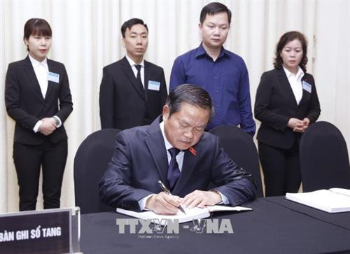 Các đồng chí lãnh đạo, nguyên lãnh đạo Đảng, Nhà nước và các đại biểu dự lễ viếng đồng chí Phan Văn Khải tại Trung tâm Hội nghị Quốc tế, Hà Nội. Ảnh: TTXVN Đoàn đại biểu Chính phủ do Phó Thủ tướng Vương Đình Huệ làm trưởng đoàn viếng đồng chí Phan Văn Khải tại Hà Nội. Ảnh: TTXVN Phó Thủ tướng Vương Đình Huệ,Trưởng ban Kinh tế Trung ương Nguyễn Văn Bình ghi sổ tang, viếng đồng chí Phan Văn Khải tại Trung tâm Hội nghị Quốc tế, Hà Nội. Ảnh: TTXVN Phó Chủ tịch Quốc hội Đỗ Bá Tỵ ghi sổ tang, viếng đồng chí Phan Văn Khải tại Trung tâm Hội nghị Quốc tế, Hà Nội. Ảnh: TTXVN Đoàn đại biểu Thông tấn xã Việt Nam do đồng chí Nguyễn Đức Lợi, Uỷ viên Trung ương Đảng, Bí thư Đảng uỷ, Tổng Giám đốc TTXVN làm trưởng đoàn viếng đồng chí Phan Văn Khải tại Hà Nội. Ảnh: TTXVN Đồng chí Nguyễn Đức Lợi (trái), Uỷ viên Trung ương Đảng, Bí thư Đảng uỷ, Tổng Giám đốc TTXVN và đồng chí Hồ Đức Phớc, Uỷ viên Trung ương Đảng, Tổng Kiểm toán Nhà nước ghi sổ tang, viếng đồng chí Phan Văn Khải tại Hà Nội. Ảnh: TTXVN Đoàn đại biểu lãnh đạo Đảng, Nhà nước, nguyên lãnh đạo Đảng, Nhà nước viếng đồng chí Phan Văn Khải tại Hà Nội. Ảnh: TTXVN Ban Tổ chức Trung ương Đảng viếng đồng chí Phan Văn Khải tại Hà Nội. Ảnh: TTXVN Ban Dân vận Trung ương viếng đồng chí Phan Văn Khải tại Hà Nội. Ảnh: TTXVN Đoàn đại biểu Bộ Tài chính viếng đồng chí Phan Văn Khải tại Hà Nội. Ảnh: TTXVN Đoàn đại biểu Ban Kinh tế Trung ương viếng đồng chí Phan Văn Khải tại Hà Nội. Ảnh: TTXVN Đoàn đại biểu Ban Nội chính Trung ương viếng đồng chí Phan Văn Khải tại Hà Nội. Ảnh: TTXVN Đoàn đại biểu Bộ Tổng tham mưu Quân đội nhân dân Việt Nam đến viếng đồng chí Phan Văn Khải tại Hà Nội. Ảnh: TTXVN Đoàn đại biểu Đảng ủy Công an Trung ương và Bộ Công an viếng đồng chí Phan Văn Khải tại Hà Nội. Ảnh: TTXVN Đoàn đại biểu Ban Chấp hành Tổng Liên đoàn Lao động Việt Nam viếng đồng chí Phan Văn Khải tại Hà Nội. Ảnh: TTXVN Đoàn đại biểu Tổng cục Chính trị Quân đội nhân dân Việt Nam viếng đồng chí Phan Văn Khải tại Hà Nội. Ảnh: TTXVN Đoàn đại biểu Văn phòng Trung ương Đảng viếng đồng chí Phan Văn Khải tại Hà Nội. Ảnh: An Đăng – TTXVN Đoàn đại biểu Văn phòng Chủ tịch nước viếng đồng chí Phan Văn Khải tại Hà Nội. Ảnh: An Đăng – TTXVN Đoàn đại biểu Ủy ban dân tộc viếng đồng chí Phan Văn Khải tại Hà Nội. Ảnh: TTXVN Đoàn đại biểu Đại sứ quán Nga tại Việt Nam viếng đồng chí Phan Văn Khải tại Hà Nội. Ảnh: An Đăng – TTXVN Đại sứ Đặc mệnh toàn quyền Venezuela tại Việt Nam Jorge Rondon Uzcategui viếng đồng chí Phan Văn Khải tại Hà Nội. Ảnh: An Đăng - TTXVN Các đại biểu quốc tế ghi sổ tang, viếng đồng chí Phan Văn Khải. Ảnh: An Đăng - TTXVN Các đồng chí lãnh đạo, nguyên lãnh đạo Đảng, Nhà nước và các đại biểu dự lễ viếng đồng chí Phan Văn Khải tại Trung tâm Hội nghị Quốc tế, Hà Nội. Ảnh: TTXVN Đoàn đại biểu Chính phủ do Phó Thủ tướng Vương Đình Huệ làm trưởng đoàn viếng đồng chí Phan Văn Khải tại Hà Nội. Ảnh: TTXVN Phó Thủ tướng Vương Đình Huệ,Trưởng ban Kinh tế Trung ương Nguyễn Văn Bình ghi sổ tang, viếng đồng chí Phan Văn Khải tại Trung tâm Hội nghị Quốc tế, Hà Nội. Ảnh: TTXVN Phó Chủ tịch Quốc hội Đỗ Bá Tỵ ghi sổ tang, viếng đồng chí Phan Văn Khải tại Trung tâm Hội nghị Quốc tế, Hà Nội. Ảnh: TTXVN Đoàn đại biểu Thông tấn xã Việt Nam do đồng chí Nguyễn Đức Lợi, Uỷ viên Trung ương Đảng, Bí thư Đảng uỷ, Tổng Giám đốc TTXVN làm trưởng đoàn viếng đồng chí Phan Văn Khải tại Hà Nội. Ảnh: TTXVN Đồng chí Nguyễn Đức Lợi (trái), Uỷ viên Trung ương Đảng, Bí thư Đảng uỷ, Tổng Giám đốc TTXVN và đồng chí Hồ Đức Phớc, Uỷ viên Trung ương Đảng, Tổng Kiểm toán Nhà nước ghi sổ tang, viếng đồng chí Phan Văn Khải tại Hà Nội. Ảnh: TTXVN Đoàn đại biểu lãnh đạo Đảng, Nhà nước, nguyên lãnh đạo Đảng, Nhà nước viếng đồng chí Phan Văn Khải tại Hà Nội. Ảnh: TTXVN Ban Tổ chức Trung ương Đảng viếng đồng chí Phan Văn Khải tại Hà Nội. Ảnh: TTXVN Ban Dân vận Trung ương viếng đồng chí Phan Văn Khải tại Hà Nội. Ảnh: TTXVN Đoàn đại biểu Bộ Tài chính viếng đồng chí Phan Văn Khải tại Hà Nội. Ảnh: TTXVN Đoàn đại biểu Ban Kinh tế Trung ương viếng đồng chí Phan Văn Khải tại Hà Nội. Ảnh: TTXVN Đoàn đại biểu Ban Nội chính Trung ương viếng đồng chí Phan Văn Khải tại Hà Nội. Ảnh: TTXVN Đoàn đại biểu Bộ Tổng tham mưu Quân đội nhân dân Việt Nam đến viếng đồng chí Phan Văn Khải tại Hà Nội. Ảnh: TTXVN Đoàn đại biểu Đảng ủy Công an Trung ương và Bộ Công an viếng đồng chí Phan Văn Khải tại Hà Nội. Ảnh: TTXVN Đoàn đại biểu Ban Chấp hành Tổng Liên đoàn Lao động Việt Nam viếng đồng chí Phan Văn Khải tại Hà Nội. Ảnh: TTXVN Đoàn đại biểu Tổng cục Chính trị Quân đội nhân dân Việt Nam viếng đồng chí Phan Văn Khải tại Hà Nội. Ảnh: TTXVN Đoàn đại biểu Văn phòng Trung ương Đảng viếng đồng chí Phan Văn Khải tại Hà Nội. Ảnh: An Đăng – TTXVN Đoàn đại biểu Văn phòng Chủ tịch nước viếng đồng chí Phan Văn Khải tại Hà Nội. Ảnh: An Đăng – TTXVN Đoàn đại biểu Ủy ban dân tộc viếng đồng chí Phan Văn Khải tại Hà Nội. Ảnh: TTXVN Đoàn đại biểu Đại sứ quán Nga tại Việt Nam viếng đồng chí Phan Văn Khải tại Hà Nội. Ảnh: An Đăng – TTXVN Đại sứ Đặc mệnh toàn quyền Venezuela tại Việt Nam Jorge Rondon Uzcategui viếng đồng chí Phan Văn Khải tại Hà Nội. Ảnh: An Đăng - TTXVN Các đại biểu quốc tế ghi sổ tang, viếng đồng chí Phan Văn Khải. Ảnh: An Đăng - TTXVN