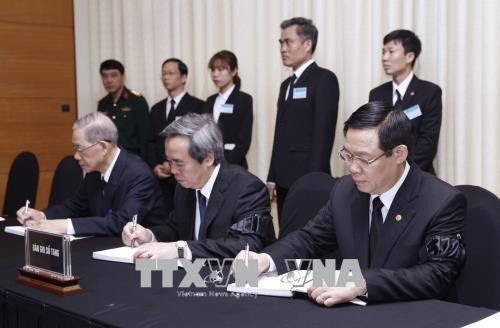 Các đồng chí lãnh đạo, nguyên lãnh đạo Đảng, Nhà nước và các đại biểu dự lễ viếng đồng chí Phan Văn Khải tại Trung tâm Hội nghị Quốc tế, Hà Nội. Ảnh: TTXVN Đoàn đại biểu Chính phủ do Phó Thủ tướng Vương Đình Huệ làm trưởng đoàn viếng đồng chí Phan Văn Khải tại Hà Nội. Ảnh: TTXVN Phó Thủ tướng Vương Đình Huệ,Trưởng ban Kinh tế Trung ương Nguyễn Văn Bình ghi sổ tang, viếng đồng chí Phan Văn Khải tại Trung tâm Hội nghị Quốc tế, Hà Nội. Ảnh: TTXVN Phó Chủ tịch Quốc hội Đỗ Bá Tỵ ghi sổ tang, viếng đồng chí Phan Văn Khải tại Trung tâm Hội nghị Quốc tế, Hà Nội. Ảnh: TTXVN Đoàn đại biểu Thông tấn xã Việt Nam do đồng chí Nguyễn Đức Lợi, Uỷ viên Trung ương Đảng, Bí thư Đảng uỷ, Tổng Giám đốc TTXVN làm trưởng đoàn viếng đồng chí Phan Văn Khải tại Hà Nội. Ảnh: TTXVN Đồng chí Nguyễn Đức Lợi (trái), Uỷ viên Trung ương Đảng, Bí thư Đảng uỷ, Tổng Giám đốc TTXVN và đồng chí Hồ Đức Phớc, Uỷ viên Trung ương Đảng, Tổng Kiểm toán Nhà nước ghi sổ tang, viếng đồng chí Phan Văn Khải tại Hà Nội. Ảnh: TTXVN Đoàn đại biểu lãnh đạo Đảng, Nhà nước, nguyên lãnh đạo Đảng, Nhà nước viếng đồng chí Phan Văn Khải tại Hà Nội. Ảnh: TTXVN Ban Tổ chức Trung ương Đảng viếng đồng chí Phan Văn Khải tại Hà Nội. Ảnh: TTXVN Ban Dân vận Trung ương viếng đồng chí Phan Văn Khải tại Hà Nội. Ảnh: TTXVN Đoàn đại biểu Bộ Tài chính viếng đồng chí Phan Văn Khải tại Hà Nội. Ảnh: TTXVN Đoàn đại biểu Ban Kinh tế Trung ương viếng đồng chí Phan Văn Khải tại Hà Nội. Ảnh: TTXVN Đoàn đại biểu Ban Nội chính Trung ương viếng đồng chí Phan Văn Khải tại Hà Nội. Ảnh: TTXVN Đoàn đại biểu Bộ Tổng tham mưu Quân đội nhân dân Việt Nam đến viếng đồng chí Phan Văn Khải tại Hà Nội. Ảnh: TTXVN Đoàn đại biểu Đảng ủy Công an Trung ương và Bộ Công an viếng đồng chí Phan Văn Khải tại Hà Nội. Ảnh: TTXVN Đoàn đại biểu Ban Chấp hành Tổng Liên đoàn Lao động Việt Nam viếng đồng chí Phan Văn Khải tại Hà Nội. Ảnh: TTXVN Đoàn đại biểu Tổng cục Chính trị Quân đội nhân dân Việt Nam viếng đồng chí Phan Văn Khải tại Hà Nội. Ảnh: TTXVN Đoàn đại biểu Văn phòng Trung ương Đảng viếng đồng chí Phan Văn Khải tại Hà Nội. Ảnh: An Đăng – TTXVN Đoàn đại biểu Văn phòng Chủ tịch nước viếng đồng chí Phan Văn Khải tại Hà Nội. Ảnh: An Đăng – TTXVN Đoàn đại biểu Ủy ban dân tộc viếng đồng chí Phan Văn Khải tại Hà Nội. Ảnh: TTXVN Đoàn đại biểu Đại sứ quán Nga tại Việt Nam viếng đồng chí Phan Văn Khải tại Hà Nội. Ảnh: An Đăng – TTXVN Đại sứ Đặc mệnh toàn quyền Venezuela tại Việt Nam Jorge Rondon Uzcategui viếng đồng chí Phan Văn Khải tại Hà Nội. Ảnh: An Đăng - TTXVN Các đại biểu quốc tế ghi sổ tang, viếng đồng chí Phan Văn Khải. Ảnh: An Đăng - TTXVN Các đồng chí lãnh đạo, nguyên lãnh đạo Đảng, Nhà nước và các đại biểu dự lễ viếng đồng chí Phan Văn Khải tại Trung tâm Hội nghị Quốc tế, Hà Nội. Ảnh: TTXVN Đoàn đại biểu Chính phủ do Phó Thủ tướng Vương Đình Huệ làm trưởng đoàn viếng đồng chí Phan Văn Khải tại Hà Nội. Ảnh: TTXVN Phó Thủ tướng Vương Đình Huệ,Trưởng ban Kinh tế Trung ương Nguyễn Văn Bình ghi sổ tang, viếng đồng chí Phan Văn Khải tại Trung tâm Hội nghị Quốc tế, Hà Nội. Ảnh: TTXVN Phó Chủ tịch Quốc hội Đỗ Bá Tỵ ghi sổ tang, viếng đồng chí Phan Văn Khải tại Trung tâm Hội nghị Quốc tế, Hà Nội. Ảnh: TTXVN Đoàn đại biểu Thông tấn xã Việt Nam do đồng chí Nguyễn Đức Lợi, Uỷ viên Trung ương Đảng, Bí thư Đảng uỷ, Tổng Giám đốc TTXVN làm trưởng đoàn viếng đồng chí Phan Văn Khải tại Hà Nội. Ảnh: TTXVN Đồng chí Nguyễn Đức Lợi (trái), Uỷ viên Trung ương Đảng, Bí thư Đảng uỷ, Tổng Giám đốc TTXVN và đồng chí Hồ Đức Phớc, Uỷ viên Trung ương Đảng, Tổng Kiểm toán Nhà nước ghi sổ tang, viếng đồng chí Phan Văn Khải tại Hà Nội. Ảnh: TTXVN Đoàn đại biểu lãnh đạo Đảng, Nhà nước, nguyên lãnh đạo Đảng, Nhà nước viếng đồng chí Phan Văn Khải tại Hà Nội. Ảnh: TTXVN Ban Tổ chức Trung ương Đảng viếng đồng chí Phan Văn Khải tại Hà Nội. Ảnh: TTXVN Ban Dân vận Trung ương viếng đồng chí Phan Văn Khải tại Hà Nội. Ảnh: TTXVN Đoàn đại biểu Bộ Tài chính viếng đồng chí Phan Văn Khải tại Hà Nội. Ảnh: TTXVN Đoàn đại biểu Ban Kinh tế Trung ương viếng đồng chí Phan Văn Khải tại Hà Nội. Ảnh: TTXVN Đoàn đại biểu Ban Nội chính Trung ương viếng đồng chí Phan Văn Khải tại Hà Nội. Ảnh: TTXVN Đoàn đại biểu Bộ Tổng tham mưu Quân đội nhân dân Việt Nam đến viếng đồng chí Phan Văn Khải tại Hà Nội. Ảnh: TTXVN Đoàn đại biểu Đảng ủy Công an Trung ương và Bộ Công an viếng đồng chí Phan Văn Khải tại Hà Nội. Ảnh: TTXVN Đoàn đại biểu Ban Chấp hành Tổng Liên đoàn Lao động Việt Nam viếng đồng chí Phan Văn Khải tại Hà Nội. Ảnh: TTXVN Đoàn đại biểu Tổng cục Chính trị Quân đội nhân dân Việt Nam viếng đồng chí Phan Văn Khải tại Hà Nội. Ảnh: TTXVN Đoàn đại biểu Văn phòng Trung ương Đảng viếng đồng chí Phan Văn Khải tại Hà Nội. Ảnh: An Đăng – TTXVN Đoàn đại biểu Văn phòng Chủ tịch nước viếng đồng chí Phan Văn Khải tại Hà Nội. Ảnh: An Đăng – TTXVN Đoàn đại biểu Ủy ban dân tộc viếng đồng chí Phan Văn Khải tại Hà Nội. Ảnh: TTXVN Đoàn đại biểu Đại sứ quán Nga tại Việt Nam viếng đồng chí Phan Văn Khải tại Hà Nội. Ảnh: An Đăng – TTXVN Đại sứ Đặc mệnh toàn quyền Venezuela tại Việt Nam Jorge Rondon Uzcategui viếng đồng chí Phan Văn Khải tại Hà Nội. Ảnh: An Đăng - TTXVN Các đại biểu quốc tế ghi sổ tang, viếng đồng chí Phan Văn Khải. Ảnh: An Đăng - TTXVN