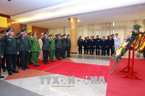 Các đồng chí lãnh đạo, nguyên lãnh đạo Đảng, Nhà nước và các đại biểu dự lễ viếng đồng chí Phan Văn Khải tại Trung tâm Hội nghị Quốc tế, Hà Nội. Ảnh: TTXVN Đoàn đại biểu Chính phủ do Phó Thủ tướng Vương Đình Huệ làm trưởng đoàn viếng đồng chí Phan Văn Khải tại Hà Nội. Ảnh: TTXVN Phó Thủ tướng Vương Đình Huệ,Trưởng ban Kinh tế Trung ương Nguyễn Văn Bình ghi sổ tang, viếng đồng chí Phan Văn Khải tại Trung tâm Hội nghị Quốc tế, Hà Nội. Ảnh: TTXVN Phó Chủ tịch Quốc hội Đỗ Bá Tỵ ghi sổ tang, viếng đồng chí Phan Văn Khải tại Trung tâm Hội nghị Quốc tế, Hà Nội. Ảnh: TTXVN Đoàn đại biểu Thông tấn xã Việt Nam do đồng chí Nguyễn Đức Lợi, Uỷ viên Trung ương Đảng, Bí thư Đảng uỷ, Tổng Giám đốc TTXVN làm trưởng đoàn viếng đồng chí Phan Văn Khải tại Hà Nội. Ảnh: TTXVN Đồng chí Nguyễn Đức Lợi (trái), Uỷ viên Trung ương Đảng, Bí thư Đảng uỷ, Tổng Giám đốc TTXVN và đồng chí Hồ Đức Phớc, Uỷ viên Trung ương Đảng, Tổng Kiểm toán Nhà nước ghi sổ tang, viếng đồng chí Phan Văn Khải tại Hà Nội. Ảnh: TTXVN Đoàn đại biểu lãnh đạo Đảng, Nhà nước, nguyên lãnh đạo Đảng, Nhà nước viếng đồng chí Phan Văn Khải tại Hà Nội. Ảnh: TTXVN Ban Tổ chức Trung ương Đảng viếng đồng chí Phan Văn Khải tại Hà Nội. Ảnh: TTXVN Ban Dân vận Trung ương viếng đồng chí Phan Văn Khải tại Hà Nội. Ảnh: TTXVN Đoàn đại biểu Bộ Tài chính viếng đồng chí Phan Văn Khải tại Hà Nội. Ảnh: TTXVN Đoàn đại biểu Ban Kinh tế Trung ương viếng đồng chí Phan Văn Khải tại Hà Nội. Ảnh: TTXVN Đoàn đại biểu Ban Nội chính Trung ương viếng đồng chí Phan Văn Khải tại Hà Nội. Ảnh: TTXVN Đoàn đại biểu Bộ Tổng tham mưu Quân đội nhân dân Việt Nam đến viếng đồng chí Phan Văn Khải tại Hà Nội. Ảnh: TTXVN Đoàn đại biểu Đảng ủy Công an Trung ương và Bộ Công an viếng đồng chí Phan Văn Khải tại Hà Nội. Ảnh: TTXVN Đoàn đại biểu Ban Chấp hành Tổng Liên đoàn Lao động Việt Nam viếng đồng chí Phan Văn Khải tại Hà Nội. Ảnh: TTXVN Đoàn đại biểu Tổng cục Chính trị Quân đội nhân dân Việt Nam viếng đồng chí Phan Văn Khải tại Hà Nội. Ảnh: TTXVN Đoàn đại biểu Văn phòng Trung ương Đảng viếng đồng chí Phan Văn Khải tại Hà Nội. Ảnh: An Đăng – TTXVN Đoàn đại biểu Văn phòng Chủ tịch nước viếng đồng chí Phan Văn Khải tại Hà Nội. Ảnh: An Đăng – TTXVN Đoàn đại biểu Ủy ban dân tộc viếng đồng chí Phan Văn Khải tại Hà Nội. Ảnh: TTXVN Đoàn đại biểu Đại sứ quán Nga tại Việt Nam viếng đồng chí Phan Văn Khải tại Hà Nội. Ảnh: An Đăng – TTXVN Đại sứ Đặc mệnh toàn quyền Venezuela tại Việt Nam Jorge Rondon Uzcategui viếng đồng chí Phan Văn Khải tại Hà Nội. Ảnh: An Đăng - TTXVN Các đại biểu quốc tế ghi sổ tang, viếng đồng chí Phan Văn Khải. Ảnh: An Đăng - TTXVN Các đồng chí lãnh đạo, nguyên lãnh đạo Đảng, Nhà nước và các đại biểu dự lễ viếng đồng chí Phan Văn Khải tại Trung tâm Hội nghị Quốc tế, Hà Nội. Ảnh: TTXVN Đoàn đại biểu Chính phủ do Phó Thủ tướng Vương Đình Huệ làm trưởng đoàn viếng đồng chí Phan Văn Khải tại Hà Nội. Ảnh: TTXVN Phó Thủ tướng Vương Đình Huệ,Trưởng ban Kinh tế Trung ương Nguyễn Văn Bình ghi sổ tang, viếng đồng chí Phan Văn Khải tại Trung tâm Hội nghị Quốc tế, Hà Nội. Ảnh: TTXVN Phó Chủ tịch Quốc hội Đỗ Bá Tỵ ghi sổ tang, viếng đồng chí Phan Văn Khải tại Trung tâm Hội nghị Quốc tế, Hà Nội. Ảnh: TTXVN Đoàn đại biểu Thông tấn xã Việt Nam do đồng chí Nguyễn Đức Lợi, Uỷ viên Trung ương Đảng, Bí thư Đảng uỷ, Tổng Giám đốc TTXVN làm trưởng đoàn viếng đồng chí Phan Văn Khải tại Hà Nội. Ảnh: TTXVN Đồng chí Nguyễn Đức Lợi (trái), Uỷ viên Trung ương Đảng, Bí thư Đảng uỷ, Tổng Giám đốc TTXVN và đồng chí Hồ Đức Phớc, Uỷ viên Trung ương Đảng, Tổng Kiểm toán Nhà nước ghi sổ tang, viếng đồng chí Phan Văn Khải tại Hà Nội. Ảnh: TTXVN Đoàn đại biểu lãnh đạo Đảng, Nhà nước, nguyên lãnh đạo Đảng, Nhà nước viếng đồng chí Phan Văn Khải tại Hà Nội. Ảnh: TTXVN Ban Tổ chức Trung ương Đảng viếng đồng chí Phan Văn Khải tại Hà Nội. Ảnh: TTXVN Ban Dân vận Trung ương viếng đồng chí Phan Văn Khải tại Hà Nội. Ảnh: TTXVN Đoàn đại biểu Bộ Tài chính viếng đồng chí Phan Văn Khải tại Hà Nội. Ảnh: TTXVN Đoàn đại biểu Ban Kinh tế Trung ương viếng đồng chí Phan Văn Khải tại Hà Nội. Ảnh: TTXVN Đoàn đại biểu Ban Nội chính Trung ương viếng đồng chí Phan Văn Khải tại Hà Nội. Ảnh: TTXVN Đoàn đại biểu Bộ Tổng tham mưu Quân đội nhân dân Việt Nam đến viếng đồng chí Phan Văn Khải tại Hà Nội. Ảnh: TTXVN Đoàn đại biểu Đảng ủy Công an Trung ương và Bộ Công an viếng đồng chí Phan Văn Khải tại Hà Nội. Ảnh: TTXVN Đoàn đại biểu Ban Chấp hành Tổng Liên đoàn Lao động Việt Nam viếng đồng chí Phan Văn Khải tại Hà Nội. Ảnh: TTXVN Đoàn đại biểu Tổng cục Chính trị Quân đội nhân dân Việt Nam viếng đồng chí Phan Văn Khải tại Hà Nội. Ảnh: TTXVN Đoàn đại biểu Văn phòng Trung ương Đảng viếng đồng chí Phan Văn Khải tại Hà Nội. Ảnh: An Đăng – TTXVN Đoàn đại biểu Văn phòng Chủ tịch nước viếng đồng chí Phan Văn Khải tại Hà Nội. Ảnh: An Đăng – TTXVN Đoàn đại biểu Ủy ban dân tộc viếng đồng chí Phan Văn Khải tại Hà Nội. Ảnh: TTXVN Đoàn đại biểu Đại sứ quán Nga tại Việt Nam viếng đồng chí Phan Văn Khải tại Hà Nội. Ảnh: An Đăng – TTXVN Đại sứ Đặc mệnh toàn quyền Venezuela tại Việt Nam Jorge Rondon Uzcategui viếng đồng chí Phan Văn Khải tại Hà Nội. Ảnh: An Đăng - TTXVN Các đại biểu quốc tế ghi sổ tang, viếng đồng chí Phan Văn Khải. Ảnh: An Đăng - TTXVN