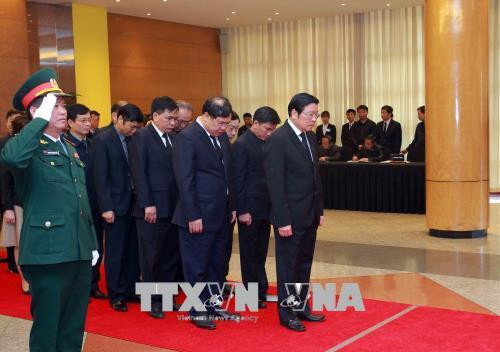 Các đồng chí lãnh đạo, nguyên lãnh đạo Đảng, Nhà nước và các đại biểu dự lễ viếng đồng chí Phan Văn Khải tại Trung tâm Hội nghị Quốc tế, Hà Nội. Ảnh: TTXVN Đoàn đại biểu Chính phủ do Phó Thủ tướng Vương Đình Huệ làm trưởng đoàn viếng đồng chí Phan Văn Khải tại Hà Nội. Ảnh: TTXVN Phó Thủ tướng Vương Đình Huệ,Trưởng ban Kinh tế Trung ương Nguyễn Văn Bình ghi sổ tang, viếng đồng chí Phan Văn Khải tại Trung tâm Hội nghị Quốc tế, Hà Nội. Ảnh: TTXVN Phó Chủ tịch Quốc hội Đỗ Bá Tỵ ghi sổ tang, viếng đồng chí Phan Văn Khải tại Trung tâm Hội nghị Quốc tế, Hà Nội. Ảnh: TTXVN Đoàn đại biểu Thông tấn xã Việt Nam do đồng chí Nguyễn Đức Lợi, Uỷ viên Trung ương Đảng, Bí thư Đảng uỷ, Tổng Giám đốc TTXVN làm trưởng đoàn viếng đồng chí Phan Văn Khải tại Hà Nội. Ảnh: TTXVN Đồng chí Nguyễn Đức Lợi (trái), Uỷ viên Trung ương Đảng, Bí thư Đảng uỷ, Tổng Giám đốc TTXVN và đồng chí Hồ Đức Phớc, Uỷ viên Trung ương Đảng, Tổng Kiểm toán Nhà nước ghi sổ tang, viếng đồng chí Phan Văn Khải tại Hà Nội. Ảnh: TTXVN Đoàn đại biểu lãnh đạo Đảng, Nhà nước, nguyên lãnh đạo Đảng, Nhà nước viếng đồng chí Phan Văn Khải tại Hà Nội. Ảnh: TTXVN Ban Tổ chức Trung ương Đảng viếng đồng chí Phan Văn Khải tại Hà Nội. Ảnh: TTXVN Ban Dân vận Trung ương viếng đồng chí Phan Văn Khải tại Hà Nội. Ảnh: TTXVN Đoàn đại biểu Bộ Tài chính viếng đồng chí Phan Văn Khải tại Hà Nội. Ảnh: TTXVN Đoàn đại biểu Ban Kinh tế Trung ương viếng đồng chí Phan Văn Khải tại Hà Nội. Ảnh: TTXVN Đoàn đại biểu Ban Nội chính Trung ương viếng đồng chí Phan Văn Khải tại Hà Nội. Ảnh: TTXVN Đoàn đại biểu Bộ Tổng tham mưu Quân đội nhân dân Việt Nam đến viếng đồng chí Phan Văn Khải tại Hà Nội. Ảnh: TTXVN Đoàn đại biểu Đảng ủy Công an Trung ương và Bộ Công an viếng đồng chí Phan Văn Khải tại Hà Nội. Ảnh: TTXVN Đoàn đại biểu Ban Chấp hành Tổng Liên đoàn Lao động Việt Nam viếng đồng chí Phan Văn Khải tại Hà Nội. Ảnh: TTXVN Đoàn đại biểu Tổng cục Chính trị Quân đội nhân dân Việt Nam viếng đồng chí Phan Văn Khải tại Hà Nội. Ảnh: TTXVN Đoàn đại biểu Văn phòng Trung ương Đảng viếng đồng chí Phan Văn Khải tại Hà Nội. Ảnh: An Đăng – TTXVN Đoàn đại biểu Văn phòng Chủ tịch nước viếng đồng chí Phan Văn Khải tại Hà Nội. Ảnh: An Đăng – TTXVN Đoàn đại biểu Ủy ban dân tộc viếng đồng chí Phan Văn Khải tại Hà Nội. Ảnh: TTXVN Đoàn đại biểu Đại sứ quán Nga tại Việt Nam viếng đồng chí Phan Văn Khải tại Hà Nội. Ảnh: An Đăng – TTXVN Đại sứ Đặc mệnh toàn quyền Venezuela tại Việt Nam Jorge Rondon Uzcategui viếng đồng chí Phan Văn Khải tại Hà Nội. Ảnh: An Đăng - TTXVN Các đại biểu quốc tế ghi sổ tang, viếng đồng chí Phan Văn Khải. Ảnh: An Đăng - TTXVN Các đồng chí lãnh đạo, nguyên lãnh đạo Đảng, Nhà nước và các đại biểu dự lễ viếng đồng chí Phan Văn Khải tại Trung tâm Hội nghị Quốc tế, Hà Nội. Ảnh: TTXVN Đoàn đại biểu Chính phủ do Phó Thủ tướng Vương Đình Huệ làm trưởng đoàn viếng đồng chí Phan Văn Khải tại Hà Nội. Ảnh: TTXVN Phó Thủ tướng Vương Đình Huệ,Trưởng ban Kinh tế Trung ương Nguyễn Văn Bình ghi sổ tang, viếng đồng chí Phan Văn Khải tại Trung tâm Hội nghị Quốc tế, Hà Nội. Ảnh: TTXVN Phó Chủ tịch Quốc hội Đỗ Bá Tỵ ghi sổ tang, viếng đồng chí Phan Văn Khải tại Trung tâm Hội nghị Quốc tế, Hà Nội. Ảnh: TTXVN Đoàn đại biểu Thông tấn xã Việt Nam do đồng chí Nguyễn Đức Lợi, Uỷ viên Trung ương Đảng, Bí thư Đảng uỷ, Tổng Giám đốc TTXVN làm trưởng đoàn viếng đồng chí Phan Văn Khải tại Hà Nội. Ảnh: TTXVN Đồng chí Nguyễn Đức Lợi (trái), Uỷ viên Trung ương Đảng, Bí thư Đảng uỷ, Tổng Giám đốc TTXVN và đồng chí Hồ Đức Phớc, Uỷ viên Trung ương Đảng, Tổng Kiểm toán Nhà nước ghi sổ tang, viếng đồng chí Phan Văn Khải tại Hà Nội. Ảnh: TTXVN Đoàn đại biểu lãnh đạo Đảng, Nhà nước, nguyên lãnh đạo Đảng, Nhà nước viếng đồng chí Phan Văn Khải tại Hà Nội. Ảnh: TTXVN Ban Tổ chức Trung ương Đảng viếng đồng chí Phan Văn Khải tại Hà Nội. Ảnh: TTXVN Ban Dân vận Trung ương viếng đồng chí Phan Văn Khải tại Hà Nội. Ảnh: TTXVN Đoàn đại biểu Bộ Tài chính viếng đồng chí Phan Văn Khải tại Hà Nội. Ảnh: TTXVN Đoàn đại biểu Ban Kinh tế Trung ương viếng đồng chí Phan Văn Khải tại Hà Nội. Ảnh: TTXVN Đoàn đại biểu Ban Nội chính Trung ương viếng đồng chí Phan Văn Khải tại Hà Nội. Ảnh: TTXVN Đoàn đại biểu Bộ Tổng tham mưu Quân đội nhân dân Việt Nam đến viếng đồng chí Phan Văn Khải tại Hà Nội. Ảnh: TTXVN Đoàn đại biểu Đảng ủy Công an Trung ương và Bộ Công an viếng đồng chí Phan Văn Khải tại Hà Nội. Ảnh: TTXVN Đoàn đại biểu Ban Chấp hành Tổng Liên đoàn Lao động Việt Nam viếng đồng chí Phan Văn Khải tại Hà Nội. Ảnh: TTXVN Đoàn đại biểu Tổng cục Chính trị Quân đội nhân dân Việt Nam viếng đồng chí Phan Văn Khải tại Hà Nội. Ảnh: TTXVN Đoàn đại biểu Văn phòng Trung ương Đảng viếng đồng chí Phan Văn Khải tại Hà Nội. Ảnh: An Đăng – TTXVN Đoàn đại biểu Văn phòng Chủ tịch nước viếng đồng chí Phan Văn Khải tại Hà Nội. Ảnh: An Đăng – TTXVN Đoàn đại biểu Ủy ban dân tộc viếng đồng chí Phan Văn Khải tại Hà Nội. Ảnh: TTXVN Đoàn đại biểu Đại sứ quán Nga tại Việt Nam viếng đồng chí Phan Văn Khải tại Hà Nội. Ảnh: An Đăng – TTXVN Đại sứ Đặc mệnh toàn quyền Venezuela tại Việt Nam Jorge Rondon Uzcategui viếng đồng chí Phan Văn Khải tại Hà Nội. Ảnh: An Đăng - TTXVN Các đại biểu quốc tế ghi sổ tang, viếng đồng chí Phan Văn Khải. Ảnh: An Đăng - TTXVN