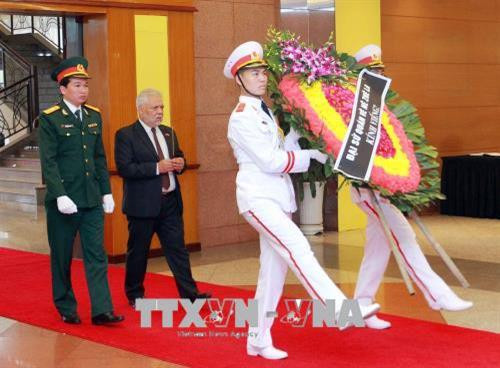 Các đồng chí lãnh đạo, nguyên lãnh đạo Đảng, Nhà nước và các đại biểu dự lễ viếng đồng chí Phan Văn Khải tại Trung tâm Hội nghị Quốc tế, Hà Nội. Ảnh: TTXVN Đoàn đại biểu Chính phủ do Phó Thủ tướng Vương Đình Huệ làm trưởng đoàn viếng đồng chí Phan Văn Khải tại Hà Nội. Ảnh: TTXVN Phó Thủ tướng Vương Đình Huệ,Trưởng ban Kinh tế Trung ương Nguyễn Văn Bình ghi sổ tang, viếng đồng chí Phan Văn Khải tại Trung tâm Hội nghị Quốc tế, Hà Nội. Ảnh: TTXVN Phó Chủ tịch Quốc hội Đỗ Bá Tỵ ghi sổ tang, viếng đồng chí Phan Văn Khải tại Trung tâm Hội nghị Quốc tế, Hà Nội. Ảnh: TTXVN Đoàn đại biểu Thông tấn xã Việt Nam do đồng chí Nguyễn Đức Lợi, Uỷ viên Trung ương Đảng, Bí thư Đảng uỷ, Tổng Giám đốc TTXVN làm trưởng đoàn viếng đồng chí Phan Văn Khải tại Hà Nội. Ảnh: TTXVN Đồng chí Nguyễn Đức Lợi (trái), Uỷ viên Trung ương Đảng, Bí thư Đảng uỷ, Tổng Giám đốc TTXVN và đồng chí Hồ Đức Phớc, Uỷ viên Trung ương Đảng, Tổng Kiểm toán Nhà nước ghi sổ tang, viếng đồng chí Phan Văn Khải tại Hà Nội. Ảnh: TTXVN Đoàn đại biểu lãnh đạo Đảng, Nhà nước, nguyên lãnh đạo Đảng, Nhà nước viếng đồng chí Phan Văn Khải tại Hà Nội. Ảnh: TTXVN Ban Tổ chức Trung ương Đảng viếng đồng chí Phan Văn Khải tại Hà Nội. Ảnh: TTXVN Ban Dân vận Trung ương viếng đồng chí Phan Văn Khải tại Hà Nội. Ảnh: TTXVN Đoàn đại biểu Bộ Tài chính viếng đồng chí Phan Văn Khải tại Hà Nội. Ảnh: TTXVN Đoàn đại biểu Ban Kinh tế Trung ương viếng đồng chí Phan Văn Khải tại Hà Nội. Ảnh: TTXVN Đoàn đại biểu Ban Nội chính Trung ương viếng đồng chí Phan Văn Khải tại Hà Nội. Ảnh: TTXVN Đoàn đại biểu Bộ Tổng tham mưu Quân đội nhân dân Việt Nam đến viếng đồng chí Phan Văn Khải tại Hà Nội. Ảnh: TTXVN Đoàn đại biểu Đảng ủy Công an Trung ương và Bộ Công an viếng đồng chí Phan Văn Khải tại Hà Nội. Ảnh: TTXVN Đoàn đại biểu Ban Chấp hành Tổng Liên đoàn Lao động Việt Nam viếng đồng chí Phan Văn Khải tại Hà Nội. Ảnh: TTXVN Đoàn đại biểu Tổng cục Chính trị Quân đội nhân dân Việt Nam viếng đồng chí Phan Văn Khải tại Hà Nội. Ảnh: TTXVN Đoàn đại biểu Văn phòng Trung ương Đảng viếng đồng chí Phan Văn Khải tại Hà Nội. Ảnh: An Đăng – TTXVN Đoàn đại biểu Văn phòng Chủ tịch nước viếng đồng chí Phan Văn Khải tại Hà Nội. Ảnh: An Đăng – TTXVN Đoàn đại biểu Ủy ban dân tộc viếng đồng chí Phan Văn Khải tại Hà Nội. Ảnh: TTXVN Đoàn đại biểu Đại sứ quán Nga tại Việt Nam viếng đồng chí Phan Văn Khải tại Hà Nội. Ảnh: An Đăng – TTXVN Đại sứ Đặc mệnh toàn quyền Venezuela tại Việt Nam Jorge Rondon Uzcategui viếng đồng chí Phan Văn Khải tại Hà Nội. Ảnh: An Đăng - TTXVN Các đại biểu quốc tế ghi sổ tang, viếng đồng chí Phan Văn Khải. Ảnh: An Đăng - TTXVN Các đồng chí lãnh đạo, nguyên lãnh đạo Đảng, Nhà nước và các đại biểu dự lễ viếng đồng chí Phan Văn Khải tại Trung tâm Hội nghị Quốc tế, Hà Nội. Ảnh: TTXVN Đoàn đại biểu Chính phủ do Phó Thủ tướng Vương Đình Huệ làm trưởng đoàn viếng đồng chí Phan Văn Khải tại Hà Nội. Ảnh: TTXVN Phó Thủ tướng Vương Đình Huệ,Trưởng ban Kinh tế Trung ương Nguyễn Văn Bình ghi sổ tang, viếng đồng chí Phan Văn Khải tại Trung tâm Hội nghị Quốc tế, Hà Nội. Ảnh: TTXVN Phó Chủ tịch Quốc hội Đỗ Bá Tỵ ghi sổ tang, viếng đồng chí Phan Văn Khải tại Trung tâm Hội nghị Quốc tế, Hà Nội. Ảnh: TTXVN Đoàn đại biểu Thông tấn xã Việt Nam do đồng chí Nguyễn Đức Lợi, Uỷ viên Trung ương Đảng, Bí thư Đảng uỷ, Tổng Giám đốc TTXVN làm trưởng đoàn viếng đồng chí Phan Văn Khải tại Hà Nội. Ảnh: TTXVN Đồng chí Nguyễn Đức Lợi (trái), Uỷ viên Trung ương Đảng, Bí thư Đảng uỷ, Tổng Giám đốc TTXVN và đồng chí Hồ Đức Phớc, Uỷ viên Trung ương Đảng, Tổng Kiểm toán Nhà nước ghi sổ tang, viếng đồng chí Phan Văn Khải tại Hà Nội. Ảnh: TTXVN Đoàn đại biểu lãnh đạo Đảng, Nhà nước, nguyên lãnh đạo Đảng, Nhà nước viếng đồng chí Phan Văn Khải tại Hà Nội. Ảnh: TTXVN Ban Tổ chức Trung ương Đảng viếng đồng chí Phan Văn Khải tại Hà Nội. Ảnh: TTXVN Ban Dân vận Trung ương viếng đồng chí Phan Văn Khải tại Hà Nội. Ảnh: TTXVN Đoàn đại biểu Bộ Tài chính viếng đồng chí Phan Văn Khải tại Hà Nội. Ảnh: TTXVN Đoàn đại biểu Ban Kinh tế Trung ương viếng đồng chí Phan Văn Khải tại Hà Nội. Ảnh: TTXVN Đoàn đại biểu Ban Nội chính Trung ương viếng đồng chí Phan Văn Khải tại Hà Nội. Ảnh: TTXVN Đoàn đại biểu Bộ Tổng tham mưu Quân đội nhân dân Việt Nam đến viếng đồng chí Phan Văn Khải tại Hà Nội. Ảnh: TTXVN Đoàn đại biểu Đảng ủy Công an Trung ương và Bộ Công an viếng đồng chí Phan Văn Khải tại Hà Nội. Ảnh: TTXVN Đoàn đại biểu Ban Chấp hành Tổng Liên đoàn Lao động Việt Nam viếng đồng chí Phan Văn Khải tại Hà Nội. Ảnh: TTXVN Đoàn đại biểu Tổng cục Chính trị Quân đội nhân dân Việt Nam viếng đồng chí Phan Văn Khải tại Hà Nội. Ảnh: TTXVN Đoàn đại biểu Văn phòng Trung ương Đảng viếng đồng chí Phan Văn Khải tại Hà Nội. Ảnh: An Đăng – TTXVN Đoàn đại biểu Văn phòng Chủ tịch nước viếng đồng chí Phan Văn Khải tại Hà Nội. Ảnh: An Đăng – TTXVN Đoàn đại biểu Ủy ban dân tộc viếng đồng chí Phan Văn Khải tại Hà Nội. Ảnh: TTXVN Đoàn đại biểu Đại sứ quán Nga tại Việt Nam viếng đồng chí Phan Văn Khải tại Hà Nội. Ảnh: An Đăng – TTXVN Đại sứ Đặc mệnh toàn quyền Venezuela tại Việt Nam Jorge Rondon Uzcategui viếng đồng chí Phan Văn Khải tại Hà Nội. Ảnh: An Đăng - TTXVN Các đại biểu quốc tế ghi sổ tang, viếng đồng chí Phan Văn Khải. Ảnh: An Đăng - TTXVN