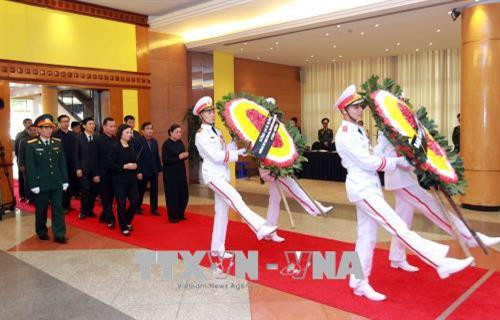 Các đồng chí lãnh đạo, nguyên lãnh đạo Đảng, Nhà nước và các đại biểu dự lễ viếng đồng chí Phan Văn Khải tại Trung tâm Hội nghị Quốc tế, Hà Nội. Ảnh: TTXVN Đoàn đại biểu Chính phủ do Phó Thủ tướng Vương Đình Huệ làm trưởng đoàn viếng đồng chí Phan Văn Khải tại Hà Nội. Ảnh: TTXVN Phó Thủ tướng Vương Đình Huệ,Trưởng ban Kinh tế Trung ương Nguyễn Văn Bình ghi sổ tang, viếng đồng chí Phan Văn Khải tại Trung tâm Hội nghị Quốc tế, Hà Nội. Ảnh: TTXVN Phó Chủ tịch Quốc hội Đỗ Bá Tỵ ghi sổ tang, viếng đồng chí Phan Văn Khải tại Trung tâm Hội nghị Quốc tế, Hà Nội. Ảnh: TTXVN Đoàn đại biểu Thông tấn xã Việt Nam do đồng chí Nguyễn Đức Lợi, Uỷ viên Trung ương Đảng, Bí thư Đảng uỷ, Tổng Giám đốc TTXVN làm trưởng đoàn viếng đồng chí Phan Văn Khải tại Hà Nội. Ảnh: TTXVN Đồng chí Nguyễn Đức Lợi (trái), Uỷ viên Trung ương Đảng, Bí thư Đảng uỷ, Tổng Giám đốc TTXVN và đồng chí Hồ Đức Phớc, Uỷ viên Trung ương Đảng, Tổng Kiểm toán Nhà nước ghi sổ tang, viếng đồng chí Phan Văn Khải tại Hà Nội. Ảnh: TTXVN Đoàn đại biểu lãnh đạo Đảng, Nhà nước, nguyên lãnh đạo Đảng, Nhà nước viếng đồng chí Phan Văn Khải tại Hà Nội. Ảnh: TTXVN Ban Tổ chức Trung ương Đảng viếng đồng chí Phan Văn Khải tại Hà Nội. Ảnh: TTXVN Ban Dân vận Trung ương viếng đồng chí Phan Văn Khải tại Hà Nội. Ảnh: TTXVN Đoàn đại biểu Bộ Tài chính viếng đồng chí Phan Văn Khải tại Hà Nội. Ảnh: TTXVN Đoàn đại biểu Ban Kinh tế Trung ương viếng đồng chí Phan Văn Khải tại Hà Nội. Ảnh: TTXVN Đoàn đại biểu Ban Nội chính Trung ương viếng đồng chí Phan Văn Khải tại Hà Nội. Ảnh: TTXVN Đoàn đại biểu Bộ Tổng tham mưu Quân đội nhân dân Việt Nam đến viếng đồng chí Phan Văn Khải tại Hà Nội. Ảnh: TTXVN Đoàn đại biểu Đảng ủy Công an Trung ương và Bộ Công an viếng đồng chí Phan Văn Khải tại Hà Nội. Ảnh: TTXVN Đoàn đại biểu Ban Chấp hành Tổng Liên đoàn Lao động Việt Nam viếng đồng chí Phan Văn Khải tại Hà Nội. Ảnh: TTXVN Đoàn đại biểu Tổng cục Chính trị Quân đội nhân dân Việt Nam viếng đồng chí Phan Văn Khải tại Hà Nội. Ảnh: TTXVN Đoàn đại biểu Văn phòng Trung ương Đảng viếng đồng chí Phan Văn Khải tại Hà Nội. Ảnh: An Đăng – TTXVN Đoàn đại biểu Văn phòng Chủ tịch nước viếng đồng chí Phan Văn Khải tại Hà Nội. Ảnh: An Đăng – TTXVN Đoàn đại biểu Ủy ban dân tộc viếng đồng chí Phan Văn Khải tại Hà Nội. Ảnh: TTXVN Đoàn đại biểu Đại sứ quán Nga tại Việt Nam viếng đồng chí Phan Văn Khải tại Hà Nội. Ảnh: An Đăng – TTXVN Đại sứ Đặc mệnh toàn quyền Venezuela tại Việt Nam Jorge Rondon Uzcategui viếng đồng chí Phan Văn Khải tại Hà Nội. Ảnh: An Đăng - TTXVN Các đại biểu quốc tế ghi sổ tang, viếng đồng chí Phan Văn Khải. Ảnh: An Đăng - TTXVN Các đồng chí lãnh đạo, nguyên lãnh đạo Đảng, Nhà nước và các đại biểu dự lễ viếng đồng chí Phan Văn Khải tại Trung tâm Hội nghị Quốc tế, Hà Nội. Ảnh: TTXVN Đoàn đại biểu Chính phủ do Phó Thủ tướng Vương Đình Huệ làm trưởng đoàn viếng đồng chí Phan Văn Khải tại Hà Nội. Ảnh: TTXVN Phó Thủ tướng Vương Đình Huệ,Trưởng ban Kinh tế Trung ương Nguyễn Văn Bình ghi sổ tang, viếng đồng chí Phan Văn Khải tại Trung tâm Hội nghị Quốc tế, Hà Nội. Ảnh: TTXVN Phó Chủ tịch Quốc hội Đỗ Bá Tỵ ghi sổ tang, viếng đồng chí Phan Văn Khải tại Trung tâm Hội nghị Quốc tế, Hà Nội. Ảnh: TTXVN Đoàn đại biểu Thông tấn xã Việt Nam do đồng chí Nguyễn Đức Lợi, Uỷ viên Trung ương Đảng, Bí thư Đảng uỷ, Tổng Giám đốc TTXVN làm trưởng đoàn viếng đồng chí Phan Văn Khải tại Hà Nội. Ảnh: TTXVN Đồng chí Nguyễn Đức Lợi (trái), Uỷ viên Trung ương Đảng, Bí thư Đảng uỷ, Tổng Giám đốc TTXVN và đồng chí Hồ Đức Phớc, Uỷ viên Trung ương Đảng, Tổng Kiểm toán Nhà nước ghi sổ tang, viếng đồng chí Phan Văn Khải tại Hà Nội. Ảnh: TTXVN Đoàn đại biểu lãnh đạo Đảng, Nhà nước, nguyên lãnh đạo Đảng, Nhà nước viếng đồng chí Phan Văn Khải tại Hà Nội. Ảnh: TTXVN Ban Tổ chức Trung ương Đảng viếng đồng chí Phan Văn Khải tại Hà Nội. Ảnh: TTXVN Ban Dân vận Trung ương viếng đồng chí Phan Văn Khải tại Hà Nội. Ảnh: TTXVN Đoàn đại biểu Bộ Tài chính viếng đồng chí Phan Văn Khải tại Hà Nội. Ảnh: TTXVN Đoàn đại biểu Ban Kinh tế Trung ương viếng đồng chí Phan Văn Khải tại Hà Nội. Ảnh: TTXVN Đoàn đại biểu Ban Nội chính Trung ương viếng đồng chí Phan Văn Khải tại Hà Nội. Ảnh: TTXVN Đoàn đại biểu Bộ Tổng tham mưu Quân đội nhân dân Việt Nam đến viếng đồng chí Phan Văn Khải tại Hà Nội. Ảnh: TTXVN Đoàn đại biểu Đảng ủy Công an Trung ương và Bộ Công an viếng đồng chí Phan Văn Khải tại Hà Nội. Ảnh: TTXVN Đoàn đại biểu Ban Chấp hành Tổng Liên đoàn Lao động Việt Nam viếng đồng chí Phan Văn Khải tại Hà Nội. Ảnh: TTXVN Đoàn đại biểu Tổng cục Chính trị Quân đội nhân dân Việt Nam viếng đồng chí Phan Văn Khải tại Hà Nội. Ảnh: TTXVN Đoàn đại biểu Văn phòng Trung ương Đảng viếng đồng chí Phan Văn Khải tại Hà Nội. Ảnh: An Đăng – TTXVN Đoàn đại biểu Văn phòng Chủ tịch nước viếng đồng chí Phan Văn Khải tại Hà Nội. Ảnh: An Đăng – TTXVN Đoàn đại biểu Ủy ban dân tộc viếng đồng chí Phan Văn Khải tại Hà Nội. Ảnh: TTXVN Đoàn đại biểu Đại sứ quán Nga tại Việt Nam viếng đồng chí Phan Văn Khải tại Hà Nội. Ảnh: An Đăng – TTXVN Đại sứ Đặc mệnh toàn quyền Venezuela tại Việt Nam Jorge Rondon Uzcategui viếng đồng chí Phan Văn Khải tại Hà Nội. Ảnh: An Đăng - TTXVN Các đại biểu quốc tế ghi sổ tang, viếng đồng chí Phan Văn Khải. Ảnh: An Đăng - TTXVN