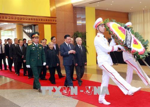 Các đồng chí lãnh đạo, nguyên lãnh đạo Đảng, Nhà nước và các đại biểu dự lễ viếng đồng chí Phan Văn Khải tại Trung tâm Hội nghị Quốc tế, Hà Nội. Ảnh: TTXVN Đoàn đại biểu Chính phủ do Phó Thủ tướng Vương Đình Huệ làm trưởng đoàn viếng đồng chí Phan Văn Khải tại Hà Nội. Ảnh: TTXVN Phó Thủ tướng Vương Đình Huệ,Trưởng ban Kinh tế Trung ương Nguyễn Văn Bình ghi sổ tang, viếng đồng chí Phan Văn Khải tại Trung tâm Hội nghị Quốc tế, Hà Nội. Ảnh: TTXVN Phó Chủ tịch Quốc hội Đỗ Bá Tỵ ghi sổ tang, viếng đồng chí Phan Văn Khải tại Trung tâm Hội nghị Quốc tế, Hà Nội. Ảnh: TTXVN Đoàn đại biểu Thông tấn xã Việt Nam do đồng chí Nguyễn Đức Lợi, Uỷ viên Trung ương Đảng, Bí thư Đảng uỷ, Tổng Giám đốc TTXVN làm trưởng đoàn viếng đồng chí Phan Văn Khải tại Hà Nội. Ảnh: TTXVN Đồng chí Nguyễn Đức Lợi (trái), Uỷ viên Trung ương Đảng, Bí thư Đảng uỷ, Tổng Giám đốc TTXVN và đồng chí Hồ Đức Phớc, Uỷ viên Trung ương Đảng, Tổng Kiểm toán Nhà nước ghi sổ tang, viếng đồng chí Phan Văn Khải tại Hà Nội. Ảnh: TTXVN Đoàn đại biểu lãnh đạo Đảng, Nhà nước, nguyên lãnh đạo Đảng, Nhà nước viếng đồng chí Phan Văn Khải tại Hà Nội. Ảnh: TTXVN Ban Tổ chức Trung ương Đảng viếng đồng chí Phan Văn Khải tại Hà Nội. Ảnh: TTXVN Ban Dân vận Trung ương viếng đồng chí Phan Văn Khải tại Hà Nội. Ảnh: TTXVN Đoàn đại biểu Bộ Tài chính viếng đồng chí Phan Văn Khải tại Hà Nội. Ảnh: TTXVN Đoàn đại biểu Ban Kinh tế Trung ương viếng đồng chí Phan Văn Khải tại Hà Nội. Ảnh: TTXVN Đoàn đại biểu Ban Nội chính Trung ương viếng đồng chí Phan Văn Khải tại Hà Nội. Ảnh: TTXVN Đoàn đại biểu Bộ Tổng tham mưu Quân đội nhân dân Việt Nam đến viếng đồng chí Phan Văn Khải tại Hà Nội. Ảnh: TTXVN Đoàn đại biểu Đảng ủy Công an Trung ương và Bộ Công an viếng đồng chí Phan Văn Khải tại Hà Nội. Ảnh: TTXVN Đoàn đại biểu Ban Chấp hành Tổng Liên đoàn Lao động Việt Nam viếng đồng chí Phan Văn Khải tại Hà Nội. Ảnh: TTXVN Đoàn đại biểu Tổng cục Chính trị Quân đội nhân dân Việt Nam viếng đồng chí Phan Văn Khải tại Hà Nội. Ảnh: TTXVN Đoàn đại biểu Văn phòng Trung ương Đảng viếng đồng chí Phan Văn Khải tại Hà Nội. Ảnh: An Đăng – TTXVN Đoàn đại biểu Văn phòng Chủ tịch nước viếng đồng chí Phan Văn Khải tại Hà Nội. Ảnh: An Đăng – TTXVN Đoàn đại biểu Ủy ban dân tộc viếng đồng chí Phan Văn Khải tại Hà Nội. Ảnh: TTXVN Đoàn đại biểu Đại sứ quán Nga tại Việt Nam viếng đồng chí Phan Văn Khải tại Hà Nội. Ảnh: An Đăng – TTXVN Đại sứ Đặc mệnh toàn quyền Venezuela tại Việt Nam Jorge Rondon Uzcategui viếng đồng chí Phan Văn Khải tại Hà Nội. Ảnh: An Đăng - TTXVN Các đại biểu quốc tế ghi sổ tang, viếng đồng chí Phan Văn Khải. Ảnh: An Đăng - TTXVN Các đồng chí lãnh đạo, nguyên lãnh đạo Đảng, Nhà nước và các đại biểu dự lễ viếng đồng chí Phan Văn Khải tại Trung tâm Hội nghị Quốc tế, Hà Nội. Ảnh: TTXVN Đoàn đại biểu Chính phủ do Phó Thủ tướng Vương Đình Huệ làm trưởng đoàn viếng đồng chí Phan Văn Khải tại Hà Nội. Ảnh: TTXVN Phó Thủ tướng Vương Đình Huệ,Trưởng ban Kinh tế Trung ương Nguyễn Văn Bình ghi sổ tang, viếng đồng chí Phan Văn Khải tại Trung tâm Hội nghị Quốc tế, Hà Nội. Ảnh: TTXVN Phó Chủ tịch Quốc hội Đỗ Bá Tỵ ghi sổ tang, viếng đồng chí Phan Văn Khải tại Trung tâm Hội nghị Quốc tế, Hà Nội. Ảnh: TTXVN Đoàn đại biểu Thông tấn xã Việt Nam do đồng chí Nguyễn Đức Lợi, Uỷ viên Trung ương Đảng, Bí thư Đảng uỷ, Tổng Giám đốc TTXVN làm trưởng đoàn viếng đồng chí Phan Văn Khải tại Hà Nội. Ảnh: TTXVN Đồng chí Nguyễn Đức Lợi (trái), Uỷ viên Trung ương Đảng, Bí thư Đảng uỷ, Tổng Giám đốc TTXVN và đồng chí Hồ Đức Phớc, Uỷ viên Trung ương Đảng, Tổng Kiểm toán Nhà nước ghi sổ tang, viếng đồng chí Phan Văn Khải tại Hà Nội. Ảnh: TTXVN Đoàn đại biểu lãnh đạo Đảng, Nhà nước, nguyên lãnh đạo Đảng, Nhà nước viếng đồng chí Phan Văn Khải tại Hà Nội. Ảnh: TTXVN Ban Tổ chức Trung ương Đảng viếng đồng chí Phan Văn Khải tại Hà Nội. Ảnh: TTXVN Ban Dân vận Trung ương viếng đồng chí Phan Văn Khải tại Hà Nội. Ảnh: TTXVN Đoàn đại biểu Bộ Tài chính viếng đồng chí Phan Văn Khải tại Hà Nội. Ảnh: TTXVN Đoàn đại biểu Ban Kinh tế Trung ương viếng đồng chí Phan Văn Khải tại Hà Nội. Ảnh: TTXVN Đoàn đại biểu Ban Nội chính Trung ương viếng đồng chí Phan Văn Khải tại Hà Nội. Ảnh: TTXVN Đoàn đại biểu Bộ Tổng tham mưu Quân đội nhân dân Việt Nam đến viếng đồng chí Phan Văn Khải tại Hà Nội. Ảnh: TTXVN Đoàn đại biểu Đảng ủy Công an Trung ương và Bộ Công an viếng đồng chí Phan Văn Khải tại Hà Nội. Ảnh: TTXVN Đoàn đại biểu Ban Chấp hành Tổng Liên đoàn Lao động Việt Nam viếng đồng chí Phan Văn Khải tại Hà Nội. Ảnh: TTXVN Đoàn đại biểu Tổng cục Chính trị Quân đội nhân dân Việt Nam viếng đồng chí Phan Văn Khải tại Hà Nội. Ảnh: TTXVN Đoàn đại biểu Văn phòng Trung ương Đảng viếng đồng chí Phan Văn Khải tại Hà Nội. Ảnh: An Đăng – TTXVN Đoàn đại biểu Văn phòng Chủ tịch nước viếng đồng chí Phan Văn Khải tại Hà Nội. Ảnh: An Đăng – TTXVN Đoàn đại biểu Ủy ban dân tộc viếng đồng chí Phan Văn Khải tại Hà Nội. Ảnh: TTXVN Đoàn đại biểu Đại sứ quán Nga tại Việt Nam viếng đồng chí Phan Văn Khải tại Hà Nội. Ảnh: An Đăng – TTXVN Đại sứ Đặc mệnh toàn quyền Venezuela tại Việt Nam Jorge Rondon Uzcategui viếng đồng chí Phan Văn Khải tại Hà Nội. Ảnh: An Đăng - TTXVN Các đại biểu quốc tế ghi sổ tang, viếng đồng chí Phan Văn Khải. Ảnh: An Đăng - TTXVN