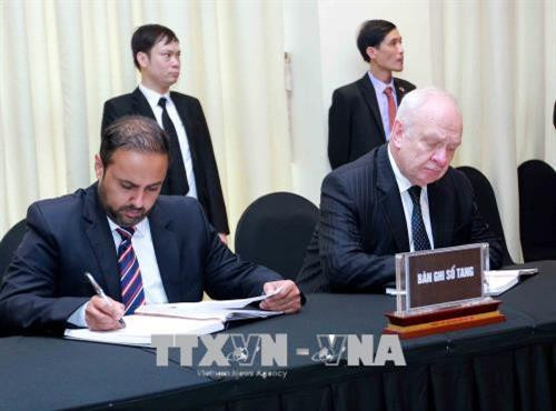 Các đồng chí lãnh đạo, nguyên lãnh đạo Đảng, Nhà nước và các đại biểu dự lễ viếng đồng chí Phan Văn Khải tại Trung tâm Hội nghị Quốc tế, Hà Nội. Ảnh: TTXVN Đoàn đại biểu Chính phủ do Phó Thủ tướng Vương Đình Huệ làm trưởng đoàn viếng đồng chí Phan Văn Khải tại Hà Nội. Ảnh: TTXVN Phó Thủ tướng Vương Đình Huệ,Trưởng ban Kinh tế Trung ương Nguyễn Văn Bình ghi sổ tang, viếng đồng chí Phan Văn Khải tại Trung tâm Hội nghị Quốc tế, Hà Nội. Ảnh: TTXVN Phó Chủ tịch Quốc hội Đỗ Bá Tỵ ghi sổ tang, viếng đồng chí Phan Văn Khải tại Trung tâm Hội nghị Quốc tế, Hà Nội. Ảnh: TTXVN Đoàn đại biểu Thông tấn xã Việt Nam do đồng chí Nguyễn Đức Lợi, Uỷ viên Trung ương Đảng, Bí thư Đảng uỷ, Tổng Giám đốc TTXVN làm trưởng đoàn viếng đồng chí Phan Văn Khải tại Hà Nội. Ảnh: TTXVN Đồng chí Nguyễn Đức Lợi (trái), Uỷ viên Trung ương Đảng, Bí thư Đảng uỷ, Tổng Giám đốc TTXVN và đồng chí Hồ Đức Phớc, Uỷ viên Trung ương Đảng, Tổng Kiểm toán Nhà nước ghi sổ tang, viếng đồng chí Phan Văn Khải tại Hà Nội. Ảnh: TTXVN Đoàn đại biểu lãnh đạo Đảng, Nhà nước, nguyên lãnh đạo Đảng, Nhà nước viếng đồng chí Phan Văn Khải tại Hà Nội. Ảnh: TTXVN Ban Tổ chức Trung ương Đảng viếng đồng chí Phan Văn Khải tại Hà Nội. Ảnh: TTXVN Ban Dân vận Trung ương viếng đồng chí Phan Văn Khải tại Hà Nội. Ảnh: TTXVN Đoàn đại biểu Bộ Tài chính viếng đồng chí Phan Văn Khải tại Hà Nội. Ảnh: TTXVN Đoàn đại biểu Ban Kinh tế Trung ương viếng đồng chí Phan Văn Khải tại Hà Nội. Ảnh: TTXVN Đoàn đại biểu Ban Nội chính Trung ương viếng đồng chí Phan Văn Khải tại Hà Nội. Ảnh: TTXVN Đoàn đại biểu Bộ Tổng tham mưu Quân đội nhân dân Việt Nam đến viếng đồng chí Phan Văn Khải tại Hà Nội. Ảnh: TTXVN Đoàn đại biểu Đảng ủy Công an Trung ương và Bộ Công an viếng đồng chí Phan Văn Khải tại Hà Nội. Ảnh: TTXVN Đoàn đại biểu Ban Chấp hành Tổng Liên đoàn Lao động Việt Nam viếng đồng chí Phan Văn Khải tại Hà Nội. Ảnh: TTXVN Đoàn đại biểu Tổng cục Chính trị Quân đội nhân dân Việt Nam viếng đồng chí Phan Văn Khải tại Hà Nội. Ảnh: TTXVN Đoàn đại biểu Văn phòng Trung ương Đảng viếng đồng chí Phan Văn Khải tại Hà Nội. Ảnh: An Đăng – TTXVN Đoàn đại biểu Văn phòng Chủ tịch nước viếng đồng chí Phan Văn Khải tại Hà Nội. Ảnh: An Đăng – TTXVN Đoàn đại biểu Ủy ban dân tộc viếng đồng chí Phan Văn Khải tại Hà Nội. Ảnh: TTXVN Đoàn đại biểu Đại sứ quán Nga tại Việt Nam viếng đồng chí Phan Văn Khải tại Hà Nội. Ảnh: An Đăng – TTXVN Đại sứ Đặc mệnh toàn quyền Venezuela tại Việt Nam Jorge Rondon Uzcategui viếng đồng chí Phan Văn Khải tại Hà Nội. Ảnh: An Đăng - TTXVN Các đại biểu quốc tế ghi sổ tang, viếng đồng chí Phan Văn Khải. Ảnh: An Đăng - TTXVN Các đồng chí lãnh đạo, nguyên lãnh đạo Đảng, Nhà nước và các đại biểu dự lễ viếng đồng chí Phan Văn Khải tại Trung tâm Hội nghị Quốc tế, Hà Nội. Ảnh: TTXVN Đoàn đại biểu Chính phủ do Phó Thủ tướng Vương Đình Huệ làm trưởng đoàn viếng đồng chí Phan Văn Khải tại Hà Nội. Ảnh: TTXVN Phó Thủ tướng Vương Đình Huệ,Trưởng ban Kinh tế Trung ương Nguyễn Văn Bình ghi sổ tang, viếng đồng chí Phan Văn Khải tại Trung tâm Hội nghị Quốc tế, Hà Nội. Ảnh: TTXVN Phó Chủ tịch Quốc hội Đỗ Bá Tỵ ghi sổ tang, viếng đồng chí Phan Văn Khải tại Trung tâm Hội nghị Quốc tế, Hà Nội. Ảnh: TTXVN Đoàn đại biểu Thông tấn xã Việt Nam do đồng chí Nguyễn Đức Lợi, Uỷ viên Trung ương Đảng, Bí thư Đảng uỷ, Tổng Giám đốc TTXVN làm trưởng đoàn viếng đồng chí Phan Văn Khải tại Hà Nội. Ảnh: TTXVN Đồng chí Nguyễn Đức Lợi (trái), Uỷ viên Trung ương Đảng, Bí thư Đảng uỷ, Tổng Giám đốc TTXVN và đồng chí Hồ Đức Phớc, Uỷ viên Trung ương Đảng, Tổng Kiểm toán Nhà nước ghi sổ tang, viếng đồng chí Phan Văn Khải tại Hà Nội. Ảnh: TTXVN Đoàn đại biểu lãnh đạo Đảng, Nhà nước, nguyên lãnh đạo Đảng, Nhà nước viếng đồng chí Phan Văn Khải tại Hà Nội. Ảnh: TTXVN Ban Tổ chức Trung ương Đảng viếng đồng chí Phan Văn Khải tại Hà Nội. Ảnh: TTXVN Ban Dân vận Trung ương viếng đồng chí Phan Văn Khải tại Hà Nội. Ảnh: TTXVN Đoàn đại biểu Bộ Tài chính viếng đồng chí Phan Văn Khải tại Hà Nội. Ảnh: TTXVN Đoàn đại biểu Ban Kinh tế Trung ương viếng đồng chí Phan Văn Khải tại Hà Nội. Ảnh: TTXVN Đoàn đại biểu Ban Nội chính Trung ương viếng đồng chí Phan Văn Khải tại Hà Nội. Ảnh: TTXVN Đoàn đại biểu Bộ Tổng tham mưu Quân đội nhân dân Việt Nam đến viếng đồng chí Phan Văn Khải tại Hà Nội. Ảnh: TTXVN Đoàn đại biểu Đảng ủy Công an Trung ương và Bộ Công an viếng đồng chí Phan Văn Khải tại Hà Nội. Ảnh: TTXVN Đoàn đại biểu Ban Chấp hành Tổng Liên đoàn Lao động Việt Nam viếng đồng chí Phan Văn Khải tại Hà Nội. Ảnh: TTXVN Đoàn đại biểu Tổng cục Chính trị Quân đội nhân dân Việt Nam viếng đồng chí Phan Văn Khải tại Hà Nội. Ảnh: TTXVN Đoàn đại biểu Văn phòng Trung ương Đảng viếng đồng chí Phan Văn Khải tại Hà Nội. Ảnh: An Đăng – TTXVN Đoàn đại biểu Văn phòng Chủ tịch nước viếng đồng chí Phan Văn Khải tại Hà Nội. Ảnh: An Đăng – TTXVN Đoàn đại biểu Ủy ban dân tộc viếng đồng chí Phan Văn Khải tại Hà Nội. Ảnh: TTXVN Đoàn đại biểu Đại sứ quán Nga tại Việt Nam viếng đồng chí Phan Văn Khải tại Hà Nội. Ảnh: An Đăng – TTXVN Đại sứ Đặc mệnh toàn quyền Venezuela tại Việt Nam Jorge Rondon Uzcategui viếng đồng chí Phan Văn Khải tại Hà Nội. Ảnh: An Đăng - TTXVN Các đại biểu quốc tế ghi sổ tang, viếng đồng chí Phan Văn Khải. Ảnh: An Đăng - TTXVN