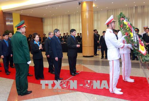 Các đồng chí lãnh đạo, nguyên lãnh đạo Đảng, Nhà nước và các đại biểu dự lễ viếng đồng chí Phan Văn Khải tại Trung tâm Hội nghị Quốc tế, Hà Nội. Ảnh: TTXVN Đoàn đại biểu Chính phủ do Phó Thủ tướng Vương Đình Huệ làm trưởng đoàn viếng đồng chí Phan Văn Khải tại Hà Nội. Ảnh: TTXVN Phó Thủ tướng Vương Đình Huệ,Trưởng ban Kinh tế Trung ương Nguyễn Văn Bình ghi sổ tang, viếng đồng chí Phan Văn Khải tại Trung tâm Hội nghị Quốc tế, Hà Nội. Ảnh: TTXVN Phó Chủ tịch Quốc hội Đỗ Bá Tỵ ghi sổ tang, viếng đồng chí Phan Văn Khải tại Trung tâm Hội nghị Quốc tế, Hà Nội. Ảnh: TTXVN Đoàn đại biểu Thông tấn xã Việt Nam do đồng chí Nguyễn Đức Lợi, Uỷ viên Trung ương Đảng, Bí thư Đảng uỷ, Tổng Giám đốc TTXVN làm trưởng đoàn viếng đồng chí Phan Văn Khải tại Hà Nội. Ảnh: TTXVN Đồng chí Nguyễn Đức Lợi (trái), Uỷ viên Trung ương Đảng, Bí thư Đảng uỷ, Tổng Giám đốc TTXVN và đồng chí Hồ Đức Phớc, Uỷ viên Trung ương Đảng, Tổng Kiểm toán Nhà nước ghi sổ tang, viếng đồng chí Phan Văn Khải tại Hà Nội. Ảnh: TTXVN Đoàn đại biểu lãnh đạo Đảng, Nhà nước, nguyên lãnh đạo Đảng, Nhà nước viếng đồng chí Phan Văn Khải tại Hà Nội. Ảnh: TTXVN Ban Tổ chức Trung ương Đảng viếng đồng chí Phan Văn Khải tại Hà Nội. Ảnh: TTXVN Ban Dân vận Trung ương viếng đồng chí Phan Văn Khải tại Hà Nội. Ảnh: TTXVN Đoàn đại biểu Bộ Tài chính viếng đồng chí Phan Văn Khải tại Hà Nội. Ảnh: TTXVN Đoàn đại biểu Ban Kinh tế Trung ương viếng đồng chí Phan Văn Khải tại Hà Nội. Ảnh: TTXVN Đoàn đại biểu Ban Nội chính Trung ương viếng đồng chí Phan Văn Khải tại Hà Nội. Ảnh: TTXVN Đoàn đại biểu Bộ Tổng tham mưu Quân đội nhân dân Việt Nam đến viếng đồng chí Phan Văn Khải tại Hà Nội. Ảnh: TTXVN Đoàn đại biểu Đảng ủy Công an Trung ương và Bộ Công an viếng đồng chí Phan Văn Khải tại Hà Nội. Ảnh: TTXVN Đoàn đại biểu Ban Chấp hành Tổng Liên đoàn Lao động Việt Nam viếng đồng chí Phan Văn Khải tại Hà Nội. Ảnh: TTXVN Đoàn đại biểu Tổng cục Chính trị Quân đội nhân dân Việt Nam viếng đồng chí Phan Văn Khải tại Hà Nội. Ảnh: TTXVN Đoàn đại biểu Văn phòng Trung ương Đảng viếng đồng chí Phan Văn Khải tại Hà Nội. Ảnh: An Đăng – TTXVN Đoàn đại biểu Văn phòng Chủ tịch nước viếng đồng chí Phan Văn Khải tại Hà Nội. Ảnh: An Đăng – TTXVN Đoàn đại biểu Ủy ban dân tộc viếng đồng chí Phan Văn Khải tại Hà Nội. Ảnh: TTXVN Đoàn đại biểu Đại sứ quán Nga tại Việt Nam viếng đồng chí Phan Văn Khải tại Hà Nội. Ảnh: An Đăng – TTXVN Đại sứ Đặc mệnh toàn quyền Venezuela tại Việt Nam Jorge Rondon Uzcategui viếng đồng chí Phan Văn Khải tại Hà Nội. Ảnh: An Đăng - TTXVN Các đại biểu quốc tế ghi sổ tang, viếng đồng chí Phan Văn Khải. Ảnh: An Đăng - TTXVN Các đồng chí lãnh đạo, nguyên lãnh đạo Đảng, Nhà nước và các đại biểu dự lễ viếng đồng chí Phan Văn Khải tại Trung tâm Hội nghị Quốc tế, Hà Nội. Ảnh: TTXVN Đoàn đại biểu Chính phủ do Phó Thủ tướng Vương Đình Huệ làm trưởng đoàn viếng đồng chí Phan Văn Khải tại Hà Nội. Ảnh: TTXVN Phó Thủ tướng Vương Đình Huệ,Trưởng ban Kinh tế Trung ương Nguyễn Văn Bình ghi sổ tang, viếng đồng chí Phan Văn Khải tại Trung tâm Hội nghị Quốc tế, Hà Nội. Ảnh: TTXVN Phó Chủ tịch Quốc hội Đỗ Bá Tỵ ghi sổ tang, viếng đồng chí Phan Văn Khải tại Trung tâm Hội nghị Quốc tế, Hà Nội. Ảnh: TTXVN Đoàn đại biểu Thông tấn xã Việt Nam do đồng chí Nguyễn Đức Lợi, Uỷ viên Trung ương Đảng, Bí thư Đảng uỷ, Tổng Giám đốc TTXVN làm trưởng đoàn viếng đồng chí Phan Văn Khải tại Hà Nội. Ảnh: TTXVN Đồng chí Nguyễn Đức Lợi (trái), Uỷ viên Trung ương Đảng, Bí thư Đảng uỷ, Tổng Giám đốc TTXVN và đồng chí Hồ Đức Phớc, Uỷ viên Trung ương Đảng, Tổng Kiểm toán Nhà nước ghi sổ tang, viếng đồng chí Phan Văn Khải tại Hà Nội. Ảnh: TTXVN Đoàn đại biểu lãnh đạo Đảng, Nhà nước, nguyên lãnh đạo Đảng, Nhà nước viếng đồng chí Phan Văn Khải tại Hà Nội. Ảnh: TTXVN Ban Tổ chức Trung ương Đảng viếng đồng chí Phan Văn Khải tại Hà Nội. Ảnh: TTXVN Ban Dân vận Trung ương viếng đồng chí Phan Văn Khải tại Hà Nội. Ảnh: TTXVN Đoàn đại biểu Bộ Tài chính viếng đồng chí Phan Văn Khải tại Hà Nội. Ảnh: TTXVN Đoàn đại biểu Ban Kinh tế Trung ương viếng đồng chí Phan Văn Khải tại Hà Nội. Ảnh: TTXVN Đoàn đại biểu Ban Nội chính Trung ương viếng đồng chí Phan Văn Khải tại Hà Nội. Ảnh: TTXVN Đoàn đại biểu Bộ Tổng tham mưu Quân đội nhân dân Việt Nam đến viếng đồng chí Phan Văn Khải tại Hà Nội. Ảnh: TTXVN Đoàn đại biểu Đảng ủy Công an Trung ương và Bộ Công an viếng đồng chí Phan Văn Khải tại Hà Nội. Ảnh: TTXVN Đoàn đại biểu Ban Chấp hành Tổng Liên đoàn Lao động Việt Nam viếng đồng chí Phan Văn Khải tại Hà Nội. Ảnh: TTXVN Đoàn đại biểu Tổng cục Chính trị Quân đội nhân dân Việt Nam viếng đồng chí Phan Văn Khải tại Hà Nội. Ảnh: TTXVN Đoàn đại biểu Văn phòng Trung ương Đảng viếng đồng chí Phan Văn Khải tại Hà Nội. Ảnh: An Đăng – TTXVN Đoàn đại biểu Văn phòng Chủ tịch nước viếng đồng chí Phan Văn Khải tại Hà Nội. Ảnh: An Đăng – TTXVN Đoàn đại biểu Ủy ban dân tộc viếng đồng chí Phan Văn Khải tại Hà Nội. Ảnh: TTXVN Đoàn đại biểu Đại sứ quán Nga tại Việt Nam viếng đồng chí Phan Văn Khải tại Hà Nội. Ảnh: An Đăng – TTXVN Đại sứ Đặc mệnh toàn quyền Venezuela tại Việt Nam Jorge Rondon Uzcategui viếng đồng chí Phan Văn Khải tại Hà Nội. Ảnh: An Đăng - TTXVN Các đại biểu quốc tế ghi sổ tang, viếng đồng chí Phan Văn Khải. Ảnh: An Đăng - TTXVN