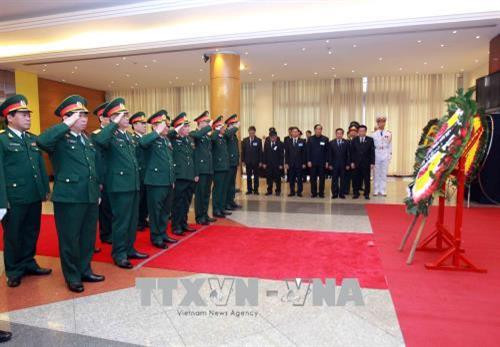 Các đồng chí lãnh đạo, nguyên lãnh đạo Đảng, Nhà nước và các đại biểu dự lễ viếng đồng chí Phan Văn Khải tại Trung tâm Hội nghị Quốc tế, Hà Nội. Ảnh: TTXVN Đoàn đại biểu Chính phủ do Phó Thủ tướng Vương Đình Huệ làm trưởng đoàn viếng đồng chí Phan Văn Khải tại Hà Nội. Ảnh: TTXVN Phó Thủ tướng Vương Đình Huệ,Trưởng ban Kinh tế Trung ương Nguyễn Văn Bình ghi sổ tang, viếng đồng chí Phan Văn Khải tại Trung tâm Hội nghị Quốc tế, Hà Nội. Ảnh: TTXVN Phó Chủ tịch Quốc hội Đỗ Bá Tỵ ghi sổ tang, viếng đồng chí Phan Văn Khải tại Trung tâm Hội nghị Quốc tế, Hà Nội. Ảnh: TTXVN Đoàn đại biểu Thông tấn xã Việt Nam do đồng chí Nguyễn Đức Lợi, Uỷ viên Trung ương Đảng, Bí thư Đảng uỷ, Tổng Giám đốc TTXVN làm trưởng đoàn viếng đồng chí Phan Văn Khải tại Hà Nội. Ảnh: TTXVN Đồng chí Nguyễn Đức Lợi (trái), Uỷ viên Trung ương Đảng, Bí thư Đảng uỷ, Tổng Giám đốc TTXVN và đồng chí Hồ Đức Phớc, Uỷ viên Trung ương Đảng, Tổng Kiểm toán Nhà nước ghi sổ tang, viếng đồng chí Phan Văn Khải tại Hà Nội. Ảnh: TTXVN Đoàn đại biểu lãnh đạo Đảng, Nhà nước, nguyên lãnh đạo Đảng, Nhà nước viếng đồng chí Phan Văn Khải tại Hà Nội. Ảnh: TTXVN Ban Tổ chức Trung ương Đảng viếng đồng chí Phan Văn Khải tại Hà Nội. Ảnh: TTXVN Ban Dân vận Trung ương viếng đồng chí Phan Văn Khải tại Hà Nội. Ảnh: TTXVN Đoàn đại biểu Bộ Tài chính viếng đồng chí Phan Văn Khải tại Hà Nội. Ảnh: TTXVN Đoàn đại biểu Ban Kinh tế Trung ương viếng đồng chí Phan Văn Khải tại Hà Nội. Ảnh: TTXVN Đoàn đại biểu Ban Nội chính Trung ương viếng đồng chí Phan Văn Khải tại Hà Nội. Ảnh: TTXVN Đoàn đại biểu Bộ Tổng tham mưu Quân đội nhân dân Việt Nam đến viếng đồng chí Phan Văn Khải tại Hà Nội. Ảnh: TTXVN Đoàn đại biểu Đảng ủy Công an Trung ương và Bộ Công an viếng đồng chí Phan Văn Khải tại Hà Nội. Ảnh: TTXVN Đoàn đại biểu Ban Chấp hành Tổng Liên đoàn Lao động Việt Nam viếng đồng chí Phan Văn Khải tại Hà Nội. Ảnh: TTXVN Đoàn đại biểu Tổng cục Chính trị Quân đội nhân dân Việt Nam viếng đồng chí Phan Văn Khải tại Hà Nội. Ảnh: TTXVN Đoàn đại biểu Văn phòng Trung ương Đảng viếng đồng chí Phan Văn Khải tại Hà Nội. Ảnh: An Đăng – TTXVN Đoàn đại biểu Văn phòng Chủ tịch nước viếng đồng chí Phan Văn Khải tại Hà Nội. Ảnh: An Đăng – TTXVN Đoàn đại biểu Ủy ban dân tộc viếng đồng chí Phan Văn Khải tại Hà Nội. Ảnh: TTXVN Đoàn đại biểu Đại sứ quán Nga tại Việt Nam viếng đồng chí Phan Văn Khải tại Hà Nội. Ảnh: An Đăng – TTXVN Đại sứ Đặc mệnh toàn quyền Venezuela tại Việt Nam Jorge Rondon Uzcategui viếng đồng chí Phan Văn Khải tại Hà Nội. Ảnh: An Đăng - TTXVN Các đại biểu quốc tế ghi sổ tang, viếng đồng chí Phan Văn Khải. Ảnh: An Đăng - TTXVN Các đồng chí lãnh đạo, nguyên lãnh đạo Đảng, Nhà nước và các đại biểu dự lễ viếng đồng chí Phan Văn Khải tại Trung tâm Hội nghị Quốc tế, Hà Nội. Ảnh: TTXVN Đoàn đại biểu Chính phủ do Phó Thủ tướng Vương Đình Huệ làm trưởng đoàn viếng đồng chí Phan Văn Khải tại Hà Nội. Ảnh: TTXVN Phó Thủ tướng Vương Đình Huệ,Trưởng ban Kinh tế Trung ương Nguyễn Văn Bình ghi sổ tang, viếng đồng chí Phan Văn Khải tại Trung tâm Hội nghị Quốc tế, Hà Nội. Ảnh: TTXVN Phó Chủ tịch Quốc hội Đỗ Bá Tỵ ghi sổ tang, viếng đồng chí Phan Văn Khải tại Trung tâm Hội nghị Quốc tế, Hà Nội. Ảnh: TTXVN Đoàn đại biểu Thông tấn xã Việt Nam do đồng chí Nguyễn Đức Lợi, Uỷ viên Trung ương Đảng, Bí thư Đảng uỷ, Tổng Giám đốc TTXVN làm trưởng đoàn viếng đồng chí Phan Văn Khải tại Hà Nội. Ảnh: TTXVN Đồng chí Nguyễn Đức Lợi (trái), Uỷ viên Trung ương Đảng, Bí thư Đảng uỷ, Tổng Giám đốc TTXVN và đồng chí Hồ Đức Phớc, Uỷ viên Trung ương Đảng, Tổng Kiểm toán Nhà nước ghi sổ tang, viếng đồng chí Phan Văn Khải tại Hà Nội. Ảnh: TTXVN Đoàn đại biểu lãnh đạo Đảng, Nhà nước, nguyên lãnh đạo Đảng, Nhà nước viếng đồng chí Phan Văn Khải tại Hà Nội. Ảnh: TTXVN Ban Tổ chức Trung ương Đảng viếng đồng chí Phan Văn Khải tại Hà Nội. Ảnh: TTXVN Ban Dân vận Trung ương viếng đồng chí Phan Văn Khải tại Hà Nội. Ảnh: TTXVN Đoàn đại biểu Bộ Tài chính viếng đồng chí Phan Văn Khải tại Hà Nội. Ảnh: TTXVN Đoàn đại biểu Ban Kinh tế Trung ương viếng đồng chí Phan Văn Khải tại Hà Nội. Ảnh: TTXVN Đoàn đại biểu Ban Nội chính Trung ương viếng đồng chí Phan Văn Khải tại Hà Nội. Ảnh: TTXVN Đoàn đại biểu Bộ Tổng tham mưu Quân đội nhân dân Việt Nam đến viếng đồng chí Phan Văn Khải tại Hà Nội. Ảnh: TTXVN Đoàn đại biểu Đảng ủy Công an Trung ương và Bộ Công an viếng đồng chí Phan Văn Khải tại Hà Nội. Ảnh: TTXVN Đoàn đại biểu Ban Chấp hành Tổng Liên đoàn Lao động Việt Nam viếng đồng chí Phan Văn Khải tại Hà Nội. Ảnh: TTXVN Đoàn đại biểu Tổng cục Chính trị Quân đội nhân dân Việt Nam viếng đồng chí Phan Văn Khải tại Hà Nội. Ảnh: TTXVN Đoàn đại biểu Văn phòng Trung ương Đảng viếng đồng chí Phan Văn Khải tại Hà Nội. Ảnh: An Đăng – TTXVN Đoàn đại biểu Văn phòng Chủ tịch nước viếng đồng chí Phan Văn Khải tại Hà Nội. Ảnh: An Đăng – TTXVN Đoàn đại biểu Ủy ban dân tộc viếng đồng chí Phan Văn Khải tại Hà Nội. Ảnh: TTXVN Đoàn đại biểu Đại sứ quán Nga tại Việt Nam viếng đồng chí Phan Văn Khải tại Hà Nội. Ảnh: An Đăng – TTXVN Đại sứ Đặc mệnh toàn quyền Venezuela tại Việt Nam Jorge Rondon Uzcategui viếng đồng chí Phan Văn Khải tại Hà Nội. Ảnh: An Đăng - TTXVN Các đại biểu quốc tế ghi sổ tang, viếng đồng chí Phan Văn Khải. Ảnh: An Đăng - TTXVN