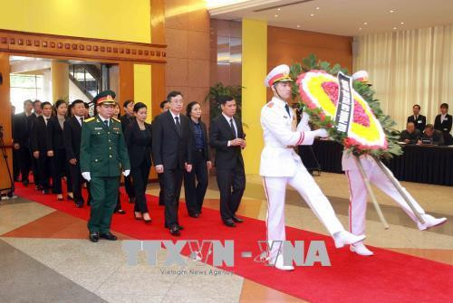 Các đồng chí lãnh đạo, nguyên lãnh đạo Đảng, Nhà nước và các đại biểu dự lễ viếng đồng chí Phan Văn Khải tại Trung tâm Hội nghị Quốc tế, Hà Nội. Ảnh: TTXVN Đoàn đại biểu Chính phủ do Phó Thủ tướng Vương Đình Huệ làm trưởng đoàn viếng đồng chí Phan Văn Khải tại Hà Nội. Ảnh: TTXVN Phó Thủ tướng Vương Đình Huệ,Trưởng ban Kinh tế Trung ương Nguyễn Văn Bình ghi sổ tang, viếng đồng chí Phan Văn Khải tại Trung tâm Hội nghị Quốc tế, Hà Nội. Ảnh: TTXVN Phó Chủ tịch Quốc hội Đỗ Bá Tỵ ghi sổ tang, viếng đồng chí Phan Văn Khải tại Trung tâm Hội nghị Quốc tế, Hà Nội. Ảnh: TTXVN Đoàn đại biểu Thông tấn xã Việt Nam do đồng chí Nguyễn Đức Lợi, Uỷ viên Trung ương Đảng, Bí thư Đảng uỷ, Tổng Giám đốc TTXVN làm trưởng đoàn viếng đồng chí Phan Văn Khải tại Hà Nội. Ảnh: TTXVN Đồng chí Nguyễn Đức Lợi (trái), Uỷ viên Trung ương Đảng, Bí thư Đảng uỷ, Tổng Giám đốc TTXVN và đồng chí Hồ Đức Phớc, Uỷ viên Trung ương Đảng, Tổng Kiểm toán Nhà nước ghi sổ tang, viếng đồng chí Phan Văn Khải tại Hà Nội. Ảnh: TTXVN Đoàn đại biểu lãnh đạo Đảng, Nhà nước, nguyên lãnh đạo Đảng, Nhà nước viếng đồng chí Phan Văn Khải tại Hà Nội. Ảnh: TTXVN Ban Tổ chức Trung ương Đảng viếng đồng chí Phan Văn Khải tại Hà Nội. Ảnh: TTXVN Ban Dân vận Trung ương viếng đồng chí Phan Văn Khải tại Hà Nội. Ảnh: TTXVN Đoàn đại biểu Bộ Tài chính viếng đồng chí Phan Văn Khải tại Hà Nội. Ảnh: TTXVN Đoàn đại biểu Ban Kinh tế Trung ương viếng đồng chí Phan Văn Khải tại Hà Nội. Ảnh: TTXVN Đoàn đại biểu Ban Nội chính Trung ương viếng đồng chí Phan Văn Khải tại Hà Nội. Ảnh: TTXVN Đoàn đại biểu Bộ Tổng tham mưu Quân đội nhân dân Việt Nam đến viếng đồng chí Phan Văn Khải tại Hà Nội. Ảnh: TTXVN Đoàn đại biểu Đảng ủy Công an Trung ương và Bộ Công an viếng đồng chí Phan Văn Khải tại Hà Nội. Ảnh: TTXVN Đoàn đại biểu Ban Chấp hành Tổng Liên đoàn Lao động Việt Nam viếng đồng chí Phan Văn Khải tại Hà Nội. Ảnh: TTXVN Đoàn đại biểu Tổng cục Chính trị Quân đội nhân dân Việt Nam viếng đồng chí Phan Văn Khải tại Hà Nội. Ảnh: TTXVN Đoàn đại biểu Văn phòng Trung ương Đảng viếng đồng chí Phan Văn Khải tại Hà Nội. Ảnh: An Đăng – TTXVN Đoàn đại biểu Văn phòng Chủ tịch nước viếng đồng chí Phan Văn Khải tại Hà Nội. Ảnh: An Đăng – TTXVN Đoàn đại biểu Ủy ban dân tộc viếng đồng chí Phan Văn Khải tại Hà Nội. Ảnh: TTXVN Đoàn đại biểu Đại sứ quán Nga tại Việt Nam viếng đồng chí Phan Văn Khải tại Hà Nội. Ảnh: An Đăng – TTXVN Đại sứ Đặc mệnh toàn quyền Venezuela tại Việt Nam Jorge Rondon Uzcategui viếng đồng chí Phan Văn Khải tại Hà Nội. Ảnh: An Đăng - TTXVN Các đại biểu quốc tế ghi sổ tang, viếng đồng chí Phan Văn Khải. Ảnh: An Đăng - TTXVN Các đồng chí lãnh đạo, nguyên lãnh đạo Đảng, Nhà nước và các đại biểu dự lễ viếng đồng chí Phan Văn Khải tại Trung tâm Hội nghị Quốc tế, Hà Nội. Ảnh: TTXVN Đoàn đại biểu Chính phủ do Phó Thủ tướng Vương Đình Huệ làm trưởng đoàn viếng đồng chí Phan Văn Khải tại Hà Nội. Ảnh: TTXVN Phó Thủ tướng Vương Đình Huệ,Trưởng ban Kinh tế Trung ương Nguyễn Văn Bình ghi sổ tang, viếng đồng chí Phan Văn Khải tại Trung tâm Hội nghị Quốc tế, Hà Nội. Ảnh: TTXVN Phó Chủ tịch Quốc hội Đỗ Bá Tỵ ghi sổ tang, viếng đồng chí Phan Văn Khải tại Trung tâm Hội nghị Quốc tế, Hà Nội. Ảnh: TTXVN Đoàn đại biểu Thông tấn xã Việt Nam do đồng chí Nguyễn Đức Lợi, Uỷ viên Trung ương Đảng, Bí thư Đảng uỷ, Tổng Giám đốc TTXVN làm trưởng đoàn viếng đồng chí Phan Văn Khải tại Hà Nội. Ảnh: TTXVN Đồng chí Nguyễn Đức Lợi (trái), Uỷ viên Trung ương Đảng, Bí thư Đảng uỷ, Tổng Giám đốc TTXVN và đồng chí Hồ Đức Phớc, Uỷ viên Trung ương Đảng, Tổng Kiểm toán Nhà nước ghi sổ tang, viếng đồng chí Phan Văn Khải tại Hà Nội. Ảnh: TTXVN Đoàn đại biểu lãnh đạo Đảng, Nhà nước, nguyên lãnh đạo Đảng, Nhà nước viếng đồng chí Phan Văn Khải tại Hà Nội. Ảnh: TTXVN Ban Tổ chức Trung ương Đảng viếng đồng chí Phan Văn Khải tại Hà Nội. Ảnh: TTXVN Ban Dân vận Trung ương viếng đồng chí Phan Văn Khải tại Hà Nội. Ảnh: TTXVN Đoàn đại biểu Bộ Tài chính viếng đồng chí Phan Văn Khải tại Hà Nội. Ảnh: TTXVN Đoàn đại biểu Ban Kinh tế Trung ương viếng đồng chí Phan Văn Khải tại Hà Nội. Ảnh: TTXVN Đoàn đại biểu Ban Nội chính Trung ương viếng đồng chí Phan Văn Khải tại Hà Nội. Ảnh: TTXVN Đoàn đại biểu Bộ Tổng tham mưu Quân đội nhân dân Việt Nam đến viếng đồng chí Phan Văn Khải tại Hà Nội. Ảnh: TTXVN Đoàn đại biểu Đảng ủy Công an Trung ương và Bộ Công an viếng đồng chí Phan Văn Khải tại Hà Nội. Ảnh: TTXVN Đoàn đại biểu Ban Chấp hành Tổng Liên đoàn Lao động Việt Nam viếng đồng chí Phan Văn Khải tại Hà Nội. Ảnh: TTXVN Đoàn đại biểu Tổng cục Chính trị Quân đội nhân dân Việt Nam viếng đồng chí Phan Văn Khải tại Hà Nội. Ảnh: TTXVN Đoàn đại biểu Văn phòng Trung ương Đảng viếng đồng chí Phan Văn Khải tại Hà Nội. Ảnh: An Đăng – TTXVN Đoàn đại biểu Văn phòng Chủ tịch nước viếng đồng chí Phan Văn Khải tại Hà Nội. Ảnh: An Đăng – TTXVN Đoàn đại biểu Ủy ban dân tộc viếng đồng chí Phan Văn Khải tại Hà Nội. Ảnh: TTXVN Đoàn đại biểu Đại sứ quán Nga tại Việt Nam viếng đồng chí Phan Văn Khải tại Hà Nội. Ảnh: An Đăng – TTXVN Đại sứ Đặc mệnh toàn quyền Venezuela tại Việt Nam Jorge Rondon Uzcategui viếng đồng chí Phan Văn Khải tại Hà Nội. Ảnh: An Đăng - TTXVN Các đại biểu quốc tế ghi sổ tang, viếng đồng chí Phan Văn Khải. Ảnh: An Đăng - TTXVN