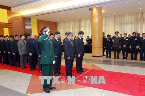 Các đồng chí lãnh đạo, nguyên lãnh đạo Đảng, Nhà nước và các đại biểu dự lễ viếng đồng chí Phan Văn Khải tại Trung tâm Hội nghị Quốc tế, Hà Nội. Ảnh: TTXVN Đoàn đại biểu Chính phủ do Phó Thủ tướng Vương Đình Huệ làm trưởng đoàn viếng đồng chí Phan Văn Khải tại Hà Nội. Ảnh: TTXVN Phó Thủ tướng Vương Đình Huệ,Trưởng ban Kinh tế Trung ương Nguyễn Văn Bình ghi sổ tang, viếng đồng chí Phan Văn Khải tại Trung tâm Hội nghị Quốc tế, Hà Nội. Ảnh: TTXVN Phó Chủ tịch Quốc hội Đỗ Bá Tỵ ghi sổ tang, viếng đồng chí Phan Văn Khải tại Trung tâm Hội nghị Quốc tế, Hà Nội. Ảnh: TTXVN Đoàn đại biểu Thông tấn xã Việt Nam do đồng chí Nguyễn Đức Lợi, Uỷ viên Trung ương Đảng, Bí thư Đảng uỷ, Tổng Giám đốc TTXVN làm trưởng đoàn viếng đồng chí Phan Văn Khải tại Hà Nội. Ảnh: TTXVN Đồng chí Nguyễn Đức Lợi (trái), Uỷ viên Trung ương Đảng, Bí thư Đảng uỷ, Tổng Giám đốc TTXVN và đồng chí Hồ Đức Phớc, Uỷ viên Trung ương Đảng, Tổng Kiểm toán Nhà nước ghi sổ tang, viếng đồng chí Phan Văn Khải tại Hà Nội. Ảnh: TTXVN Đoàn đại biểu lãnh đạo Đảng, Nhà nước, nguyên lãnh đạo Đảng, Nhà nước viếng đồng chí Phan Văn Khải tại Hà Nội. Ảnh: TTXVN Ban Tổ chức Trung ương Đảng viếng đồng chí Phan Văn Khải tại Hà Nội. Ảnh: TTXVN Ban Dân vận Trung ương viếng đồng chí Phan Văn Khải tại Hà Nội. Ảnh: TTXVN Đoàn đại biểu Bộ Tài chính viếng đồng chí Phan Văn Khải tại Hà Nội. Ảnh: TTXVN Đoàn đại biểu Ban Kinh tế Trung ương viếng đồng chí Phan Văn Khải tại Hà Nội. Ảnh: TTXVN Đoàn đại biểu Ban Nội chính Trung ương viếng đồng chí Phan Văn Khải tại Hà Nội. Ảnh: TTXVN Đoàn đại biểu Bộ Tổng tham mưu Quân đội nhân dân Việt Nam đến viếng đồng chí Phan Văn Khải tại Hà Nội. Ảnh: TTXVN Đoàn đại biểu Đảng ủy Công an Trung ương và Bộ Công an viếng đồng chí Phan Văn Khải tại Hà Nội. Ảnh: TTXVN Đoàn đại biểu Ban Chấp hành Tổng Liên đoàn Lao động Việt Nam viếng đồng chí Phan Văn Khải tại Hà Nội. Ảnh: TTXVN Đoàn đại biểu Tổng cục Chính trị Quân đội nhân dân Việt Nam viếng đồng chí Phan Văn Khải tại Hà Nội. Ảnh: TTXVN Đoàn đại biểu Văn phòng Trung ương Đảng viếng đồng chí Phan Văn Khải tại Hà Nội. Ảnh: An Đăng – TTXVN Đoàn đại biểu Văn phòng Chủ tịch nước viếng đồng chí Phan Văn Khải tại Hà Nội. Ảnh: An Đăng – TTXVN Đoàn đại biểu Ủy ban dân tộc viếng đồng chí Phan Văn Khải tại Hà Nội. Ảnh: TTXVN Đoàn đại biểu Đại sứ quán Nga tại Việt Nam viếng đồng chí Phan Văn Khải tại Hà Nội. Ảnh: An Đăng – TTXVN Đại sứ Đặc mệnh toàn quyền Venezuela tại Việt Nam Jorge Rondon Uzcategui viếng đồng chí Phan Văn Khải tại Hà Nội. Ảnh: An Đăng - TTXVN Các đại biểu quốc tế ghi sổ tang, viếng đồng chí Phan Văn Khải. Ảnh: An Đăng - TTXVN Các đồng chí lãnh đạo, nguyên lãnh đạo Đảng, Nhà nước và các đại biểu dự lễ viếng đồng chí Phan Văn Khải tại Trung tâm Hội nghị Quốc tế, Hà Nội. Ảnh: TTXVN Đoàn đại biểu Chính phủ do Phó Thủ tướng Vương Đình Huệ làm trưởng đoàn viếng đồng chí Phan Văn Khải tại Hà Nội. Ảnh: TTXVN Phó Thủ tướng Vương Đình Huệ,Trưởng ban Kinh tế Trung ương Nguyễn Văn Bình ghi sổ tang, viếng đồng chí Phan Văn Khải tại Trung tâm Hội nghị Quốc tế, Hà Nội. Ảnh: TTXVN Phó Chủ tịch Quốc hội Đỗ Bá Tỵ ghi sổ tang, viếng đồng chí Phan Văn Khải tại Trung tâm Hội nghị Quốc tế, Hà Nội. Ảnh: TTXVN Đoàn đại biểu Thông tấn xã Việt Nam do đồng chí Nguyễn Đức Lợi, Uỷ viên Trung ương Đảng, Bí thư Đảng uỷ, Tổng Giám đốc TTXVN làm trưởng đoàn viếng đồng chí Phan Văn Khải tại Hà Nội. Ảnh: TTXVN Đồng chí Nguyễn Đức Lợi (trái), Uỷ viên Trung ương Đảng, Bí thư Đảng uỷ, Tổng Giám đốc TTXVN và đồng chí Hồ Đức Phớc, Uỷ viên Trung ương Đảng, Tổng Kiểm toán Nhà nước ghi sổ tang, viếng đồng chí Phan Văn Khải tại Hà Nội. Ảnh: TTXVN Đoàn đại biểu lãnh đạo Đảng, Nhà nước, nguyên lãnh đạo Đảng, Nhà nước viếng đồng chí Phan Văn Khải tại Hà Nội. Ảnh: TTXVN Ban Tổ chức Trung ương Đảng viếng đồng chí Phan Văn Khải tại Hà Nội. Ảnh: TTXVN Ban Dân vận Trung ương viếng đồng chí Phan Văn Khải tại Hà Nội. Ảnh: TTXVN Đoàn đại biểu Bộ Tài chính viếng đồng chí Phan Văn Khải tại Hà Nội. Ảnh: TTXVN Đoàn đại biểu Ban Kinh tế Trung ương viếng đồng chí Phan Văn Khải tại Hà Nội. Ảnh: TTXVN Đoàn đại biểu Ban Nội chính Trung ương viếng đồng chí Phan Văn Khải tại Hà Nội. Ảnh: TTXVN Đoàn đại biểu Bộ Tổng tham mưu Quân đội nhân dân Việt Nam đến viếng đồng chí Phan Văn Khải tại Hà Nội. Ảnh: TTXVN Đoàn đại biểu Đảng ủy Công an Trung ương và Bộ Công an viếng đồng chí Phan Văn Khải tại Hà Nội. Ảnh: TTXVN Đoàn đại biểu Ban Chấp hành Tổng Liên đoàn Lao động Việt Nam viếng đồng chí Phan Văn Khải tại Hà Nội. Ảnh: TTXVN Đoàn đại biểu Tổng cục Chính trị Quân đội nhân dân Việt Nam viếng đồng chí Phan Văn Khải tại Hà Nội. Ảnh: TTXVN Đoàn đại biểu Văn phòng Trung ương Đảng viếng đồng chí Phan Văn Khải tại Hà Nội. Ảnh: An Đăng – TTXVN Đoàn đại biểu Văn phòng Chủ tịch nước viếng đồng chí Phan Văn Khải tại Hà Nội. Ảnh: An Đăng – TTXVN Đoàn đại biểu Ủy ban dân tộc viếng đồng chí Phan Văn Khải tại Hà Nội. Ảnh: TTXVN Đoàn đại biểu Đại sứ quán Nga tại Việt Nam viếng đồng chí Phan Văn Khải tại Hà Nội. Ảnh: An Đăng – TTXVN Đại sứ Đặc mệnh toàn quyền Venezuela tại Việt Nam Jorge Rondon Uzcategui viếng đồng chí Phan Văn Khải tại Hà Nội. Ảnh: An Đăng - TTXVN Các đại biểu quốc tế ghi sổ tang, viếng đồng chí Phan Văn Khải. Ảnh: An Đăng - TTXVN