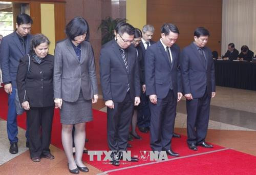 Các đồng chí lãnh đạo, nguyên lãnh đạo Đảng, Nhà nước và các đại biểu dự lễ viếng đồng chí Phan Văn Khải tại Trung tâm Hội nghị Quốc tế, Hà Nội. Ảnh: TTXVN Đoàn đại biểu Chính phủ do Phó Thủ tướng Vương Đình Huệ làm trưởng đoàn viếng đồng chí Phan Văn Khải tại Hà Nội. Ảnh: TTXVN Phó Thủ tướng Vương Đình Huệ,Trưởng ban Kinh tế Trung ương Nguyễn Văn Bình ghi sổ tang, viếng đồng chí Phan Văn Khải tại Trung tâm Hội nghị Quốc tế, Hà Nội. Ảnh: TTXVN Phó Chủ tịch Quốc hội Đỗ Bá Tỵ ghi sổ tang, viếng đồng chí Phan Văn Khải tại Trung tâm Hội nghị Quốc tế, Hà Nội. Ảnh: TTXVN Đoàn đại biểu Thông tấn xã Việt Nam do đồng chí Nguyễn Đức Lợi, Uỷ viên Trung ương Đảng, Bí thư Đảng uỷ, Tổng Giám đốc TTXVN làm trưởng đoàn viếng đồng chí Phan Văn Khải tại Hà Nội. Ảnh: TTXVN Đồng chí Nguyễn Đức Lợi (trái), Uỷ viên Trung ương Đảng, Bí thư Đảng uỷ, Tổng Giám đốc TTXVN và đồng chí Hồ Đức Phớc, Uỷ viên Trung ương Đảng, Tổng Kiểm toán Nhà nước ghi sổ tang, viếng đồng chí Phan Văn Khải tại Hà Nội. Ảnh: TTXVN Đoàn đại biểu lãnh đạo Đảng, Nhà nước, nguyên lãnh đạo Đảng, Nhà nước viếng đồng chí Phan Văn Khải tại Hà Nội. Ảnh: TTXVN Ban Tổ chức Trung ương Đảng viếng đồng chí Phan Văn Khải tại Hà Nội. Ảnh: TTXVN Ban Dân vận Trung ương viếng đồng chí Phan Văn Khải tại Hà Nội. Ảnh: TTXVN Đoàn đại biểu Bộ Tài chính viếng đồng chí Phan Văn Khải tại Hà Nội. Ảnh: TTXVN Đoàn đại biểu Ban Kinh tế Trung ương viếng đồng chí Phan Văn Khải tại Hà Nội. Ảnh: TTXVN Đoàn đại biểu Ban Nội chính Trung ương viếng đồng chí Phan Văn Khải tại Hà Nội. Ảnh: TTXVN Đoàn đại biểu Bộ Tổng tham mưu Quân đội nhân dân Việt Nam đến viếng đồng chí Phan Văn Khải tại Hà Nội. Ảnh: TTXVN Đoàn đại biểu Đảng ủy Công an Trung ương và Bộ Công an viếng đồng chí Phan Văn Khải tại Hà Nội. Ảnh: TTXVN Đoàn đại biểu Ban Chấp hành Tổng Liên đoàn Lao động Việt Nam viếng đồng chí Phan Văn Khải tại Hà Nội. Ảnh: TTXVN Đoàn đại biểu Tổng cục Chính trị Quân đội nhân dân Việt Nam viếng đồng chí Phan Văn Khải tại Hà Nội. Ảnh: TTXVN Đoàn đại biểu Văn phòng Trung ương Đảng viếng đồng chí Phan Văn Khải tại Hà Nội. Ảnh: An Đăng – TTXVN Đoàn đại biểu Văn phòng Chủ tịch nước viếng đồng chí Phan Văn Khải tại Hà Nội. Ảnh: An Đăng – TTXVN Đoàn đại biểu Ủy ban dân tộc viếng đồng chí Phan Văn Khải tại Hà Nội. Ảnh: TTXVN Đoàn đại biểu Đại sứ quán Nga tại Việt Nam viếng đồng chí Phan Văn Khải tại Hà Nội. Ảnh: An Đăng – TTXVN Đại sứ Đặc mệnh toàn quyền Venezuela tại Việt Nam Jorge Rondon Uzcategui viếng đồng chí Phan Văn Khải tại Hà Nội. Ảnh: An Đăng - TTXVN Các đại biểu quốc tế ghi sổ tang, viếng đồng chí Phan Văn Khải. Ảnh: An Đăng - TTXVN Các đồng chí lãnh đạo, nguyên lãnh đạo Đảng, Nhà nước và các đại biểu dự lễ viếng đồng chí Phan Văn Khải tại Trung tâm Hội nghị Quốc tế, Hà Nội. Ảnh: TTXVN Đoàn đại biểu Chính phủ do Phó Thủ tướng Vương Đình Huệ làm trưởng đoàn viếng đồng chí Phan Văn Khải tại Hà Nội. Ảnh: TTXVN Phó Thủ tướng Vương Đình Huệ,Trưởng ban Kinh tế Trung ương Nguyễn Văn Bình ghi sổ tang, viếng đồng chí Phan Văn Khải tại Trung tâm Hội nghị Quốc tế, Hà Nội. Ảnh: TTXVN Phó Chủ tịch Quốc hội Đỗ Bá Tỵ ghi sổ tang, viếng đồng chí Phan Văn Khải tại Trung tâm Hội nghị Quốc tế, Hà Nội. Ảnh: TTXVN Đoàn đại biểu Thông tấn xã Việt Nam do đồng chí Nguyễn Đức Lợi, Uỷ viên Trung ương Đảng, Bí thư Đảng uỷ, Tổng Giám đốc TTXVN làm trưởng đoàn viếng đồng chí Phan Văn Khải tại Hà Nội. Ảnh: TTXVN Đồng chí Nguyễn Đức Lợi (trái), Uỷ viên Trung ương Đảng, Bí thư Đảng uỷ, Tổng Giám đốc TTXVN và đồng chí Hồ Đức Phớc, Uỷ viên Trung ương Đảng, Tổng Kiểm toán Nhà nước ghi sổ tang, viếng đồng chí Phan Văn Khải tại Hà Nội. Ảnh: TTXVN Đoàn đại biểu lãnh đạo Đảng, Nhà nước, nguyên lãnh đạo Đảng, Nhà nước viếng đồng chí Phan Văn Khải tại Hà Nội. Ảnh: TTXVN Ban Tổ chức Trung ương Đảng viếng đồng chí Phan Văn Khải tại Hà Nội. Ảnh: TTXVN Ban Dân vận Trung ương viếng đồng chí Phan Văn Khải tại Hà Nội. Ảnh: TTXVN Đoàn đại biểu Bộ Tài chính viếng đồng chí Phan Văn Khải tại Hà Nội. Ảnh: TTXVN Đoàn đại biểu Ban Kinh tế Trung ương viếng đồng chí Phan Văn Khải tại Hà Nội. Ảnh: TTXVN Đoàn đại biểu Ban Nội chính Trung ương viếng đồng chí Phan Văn Khải tại Hà Nội. Ảnh: TTXVN Đoàn đại biểu Bộ Tổng tham mưu Quân đội nhân dân Việt Nam đến viếng đồng chí Phan Văn Khải tại Hà Nội. Ảnh: TTXVN Đoàn đại biểu Đảng ủy Công an Trung ương và Bộ Công an viếng đồng chí Phan Văn Khải tại Hà Nội. Ảnh: TTXVN Đoàn đại biểu Ban Chấp hành Tổng Liên đoàn Lao động Việt Nam viếng đồng chí Phan Văn Khải tại Hà Nội. Ảnh: TTXVN Đoàn đại biểu Tổng cục Chính trị Quân đội nhân dân Việt Nam viếng đồng chí Phan Văn Khải tại Hà Nội. Ảnh: TTXVN Đoàn đại biểu Văn phòng Trung ương Đảng viếng đồng chí Phan Văn Khải tại Hà Nội. Ảnh: An Đăng – TTXVN Đoàn đại biểu Văn phòng Chủ tịch nước viếng đồng chí Phan Văn Khải tại Hà Nội. Ảnh: An Đăng – TTXVN Đoàn đại biểu Ủy ban dân tộc viếng đồng chí Phan Văn Khải tại Hà Nội. Ảnh: TTXVN Đoàn đại biểu Đại sứ quán Nga tại Việt Nam viếng đồng chí Phan Văn Khải tại Hà Nội. Ảnh: An Đăng – TTXVN Đại sứ Đặc mệnh toàn quyền Venezuela tại Việt Nam Jorge Rondon Uzcategui viếng đồng chí Phan Văn Khải tại Hà Nội. Ảnh: An Đăng - TTXVN Các đại biểu quốc tế ghi sổ tang, viếng đồng chí Phan Văn Khải. Ảnh: An Đăng - TTXVN