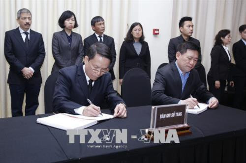 Các đồng chí lãnh đạo, nguyên lãnh đạo Đảng, Nhà nước và các đại biểu dự lễ viếng đồng chí Phan Văn Khải tại Trung tâm Hội nghị Quốc tế, Hà Nội. Ảnh: TTXVN Đoàn đại biểu Chính phủ do Phó Thủ tướng Vương Đình Huệ làm trưởng đoàn viếng đồng chí Phan Văn Khải tại Hà Nội. Ảnh: TTXVN Phó Thủ tướng Vương Đình Huệ,Trưởng ban Kinh tế Trung ương Nguyễn Văn Bình ghi sổ tang, viếng đồng chí Phan Văn Khải tại Trung tâm Hội nghị Quốc tế, Hà Nội. Ảnh: TTXVN Phó Chủ tịch Quốc hội Đỗ Bá Tỵ ghi sổ tang, viếng đồng chí Phan Văn Khải tại Trung tâm Hội nghị Quốc tế, Hà Nội. Ảnh: TTXVN Đoàn đại biểu Thông tấn xã Việt Nam do đồng chí Nguyễn Đức Lợi, Uỷ viên Trung ương Đảng, Bí thư Đảng uỷ, Tổng Giám đốc TTXVN làm trưởng đoàn viếng đồng chí Phan Văn Khải tại Hà Nội. Ảnh: TTXVN Đồng chí Nguyễn Đức Lợi (trái), Uỷ viên Trung ương Đảng, Bí thư Đảng uỷ, Tổng Giám đốc TTXVN và đồng chí Hồ Đức Phớc, Uỷ viên Trung ương Đảng, Tổng Kiểm toán Nhà nước ghi sổ tang, viếng đồng chí Phan Văn Khải tại Hà Nội. Ảnh: TTXVN Đoàn đại biểu lãnh đạo Đảng, Nhà nước, nguyên lãnh đạo Đảng, Nhà nước viếng đồng chí Phan Văn Khải tại Hà Nội. Ảnh: TTXVN Ban Tổ chức Trung ương Đảng viếng đồng chí Phan Văn Khải tại Hà Nội. Ảnh: TTXVN Ban Dân vận Trung ương viếng đồng chí Phan Văn Khải tại Hà Nội. Ảnh: TTXVN Đoàn đại biểu Bộ Tài chính viếng đồng chí Phan Văn Khải tại Hà Nội. Ảnh: TTXVN Đoàn đại biểu Ban Kinh tế Trung ương viếng đồng chí Phan Văn Khải tại Hà Nội. Ảnh: TTXVN Đoàn đại biểu Ban Nội chính Trung ương viếng đồng chí Phan Văn Khải tại Hà Nội. Ảnh: TTXVN Đoàn đại biểu Bộ Tổng tham mưu Quân đội nhân dân Việt Nam đến viếng đồng chí Phan Văn Khải tại Hà Nội. Ảnh: TTXVN Đoàn đại biểu Đảng ủy Công an Trung ương và Bộ Công an viếng đồng chí Phan Văn Khải tại Hà Nội. Ảnh: TTXVN Đoàn đại biểu Ban Chấp hành Tổng Liên đoàn Lao động Việt Nam viếng đồng chí Phan Văn Khải tại Hà Nội. Ảnh: TTXVN Đoàn đại biểu Tổng cục Chính trị Quân đội nhân dân Việt Nam viếng đồng chí Phan Văn Khải tại Hà Nội. Ảnh: TTXVN Đoàn đại biểu Văn phòng Trung ương Đảng viếng đồng chí Phan Văn Khải tại Hà Nội. Ảnh: An Đăng – TTXVN Đoàn đại biểu Văn phòng Chủ tịch nước viếng đồng chí Phan Văn Khải tại Hà Nội. Ảnh: An Đăng – TTXVN Đoàn đại biểu Ủy ban dân tộc viếng đồng chí Phan Văn Khải tại Hà Nội. Ảnh: TTXVN Đoàn đại biểu Đại sứ quán Nga tại Việt Nam viếng đồng chí Phan Văn Khải tại Hà Nội. Ảnh: An Đăng – TTXVN Đại sứ Đặc mệnh toàn quyền Venezuela tại Việt Nam Jorge Rondon Uzcategui viếng đồng chí Phan Văn Khải tại Hà Nội. Ảnh: An Đăng - TTXVN Các đại biểu quốc tế ghi sổ tang, viếng đồng chí Phan Văn Khải. Ảnh: An Đăng - TTXVN Các đồng chí lãnh đạo, nguyên lãnh đạo Đảng, Nhà nước và các đại biểu dự lễ viếng đồng chí Phan Văn Khải tại Trung tâm Hội nghị Quốc tế, Hà Nội. Ảnh: TTXVN Đoàn đại biểu Chính phủ do Phó Thủ tướng Vương Đình Huệ làm trưởng đoàn viếng đồng chí Phan Văn Khải tại Hà Nội. Ảnh: TTXVN Phó Thủ tướng Vương Đình Huệ,Trưởng ban Kinh tế Trung ương Nguyễn Văn Bình ghi sổ tang, viếng đồng chí Phan Văn Khải tại Trung tâm Hội nghị Quốc tế, Hà Nội. Ảnh: TTXVN Phó Chủ tịch Quốc hội Đỗ Bá Tỵ ghi sổ tang, viếng đồng chí Phan Văn Khải tại Trung tâm Hội nghị Quốc tế, Hà Nội. Ảnh: TTXVN Đoàn đại biểu Thông tấn xã Việt Nam do đồng chí Nguyễn Đức Lợi, Uỷ viên Trung ương Đảng, Bí thư Đảng uỷ, Tổng Giám đốc TTXVN làm trưởng đoàn viếng đồng chí Phan Văn Khải tại Hà Nội. Ảnh: TTXVN Đồng chí Nguyễn Đức Lợi (trái), Uỷ viên Trung ương Đảng, Bí thư Đảng uỷ, Tổng Giám đốc TTXVN và đồng chí Hồ Đức Phớc, Uỷ viên Trung ương Đảng, Tổng Kiểm toán Nhà nước ghi sổ tang, viếng đồng chí Phan Văn Khải tại Hà Nội. Ảnh: TTXVN Đoàn đại biểu lãnh đạo Đảng, Nhà nước, nguyên lãnh đạo Đảng, Nhà nước viếng đồng chí Phan Văn Khải tại Hà Nội. Ảnh: TTXVN Ban Tổ chức Trung ương Đảng viếng đồng chí Phan Văn Khải tại Hà Nội. Ảnh: TTXVN Ban Dân vận Trung ương viếng đồng chí Phan Văn Khải tại Hà Nội. Ảnh: TTXVN Đoàn đại biểu Bộ Tài chính viếng đồng chí Phan Văn Khải tại Hà Nội. Ảnh: TTXVN Đoàn đại biểu Ban Kinh tế Trung ương viếng đồng chí Phan Văn Khải tại Hà Nội. Ảnh: TTXVN Đoàn đại biểu Ban Nội chính Trung ương viếng đồng chí Phan Văn Khải tại Hà Nội. Ảnh: TTXVN Đoàn đại biểu Bộ Tổng tham mưu Quân đội nhân dân Việt Nam đến viếng đồng chí Phan Văn Khải tại Hà Nội. Ảnh: TTXVN Đoàn đại biểu Đảng ủy Công an Trung ương và Bộ Công an viếng đồng chí Phan Văn Khải tại Hà Nội. Ảnh: TTXVN Đoàn đại biểu Ban Chấp hành Tổng Liên đoàn Lao động Việt Nam viếng đồng chí Phan Văn Khải tại Hà Nội. Ảnh: TTXVN Đoàn đại biểu Tổng cục Chính trị Quân đội nhân dân Việt Nam viếng đồng chí Phan Văn Khải tại Hà Nội. Ảnh: TTXVN Đoàn đại biểu Văn phòng Trung ương Đảng viếng đồng chí Phan Văn Khải tại Hà Nội. Ảnh: An Đăng – TTXVN Đoàn đại biểu Văn phòng Chủ tịch nước viếng đồng chí Phan Văn Khải tại Hà Nội. Ảnh: An Đăng – TTXVN Đoàn đại biểu Ủy ban dân tộc viếng đồng chí Phan Văn Khải tại Hà Nội. Ảnh: TTXVN Đoàn đại biểu Đại sứ quán Nga tại Việt Nam viếng đồng chí Phan Văn Khải tại Hà Nội. Ảnh: An Đăng – TTXVN Đại sứ Đặc mệnh toàn quyền Venezuela tại Việt Nam Jorge Rondon Uzcategui viếng đồng chí Phan Văn Khải tại Hà Nội. Ảnh: An Đăng - TTXVN Các đại biểu quốc tế ghi sổ tang, viếng đồng chí Phan Văn Khải. Ảnh: An Đăng - TTXVN