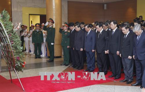 Các đồng chí lãnh đạo, nguyên lãnh đạo Đảng, Nhà nước và các đại biểu dự lễ viếng đồng chí Phan Văn Khải tại Trung tâm Hội nghị Quốc tế, Hà Nội. Ảnh: TTXVN Đoàn đại biểu Chính phủ do Phó Thủ tướng Vương Đình Huệ làm trưởng đoàn viếng đồng chí Phan Văn Khải tại Hà Nội. Ảnh: TTXVN Phó Thủ tướng Vương Đình Huệ,Trưởng ban Kinh tế Trung ương Nguyễn Văn Bình ghi sổ tang, viếng đồng chí Phan Văn Khải tại Trung tâm Hội nghị Quốc tế, Hà Nội. Ảnh: TTXVN Phó Chủ tịch Quốc hội Đỗ Bá Tỵ ghi sổ tang, viếng đồng chí Phan Văn Khải tại Trung tâm Hội nghị Quốc tế, Hà Nội. Ảnh: TTXVN Đoàn đại biểu Thông tấn xã Việt Nam do đồng chí Nguyễn Đức Lợi, Uỷ viên Trung ương Đảng, Bí thư Đảng uỷ, Tổng Giám đốc TTXVN làm trưởng đoàn viếng đồng chí Phan Văn Khải tại Hà Nội. Ảnh: TTXVN Đồng chí Nguyễn Đức Lợi (trái), Uỷ viên Trung ương Đảng, Bí thư Đảng uỷ, Tổng Giám đốc TTXVN và đồng chí Hồ Đức Phớc, Uỷ viên Trung ương Đảng, Tổng Kiểm toán Nhà nước ghi sổ tang, viếng đồng chí Phan Văn Khải tại Hà Nội. Ảnh: TTXVN Đoàn đại biểu lãnh đạo Đảng, Nhà nước, nguyên lãnh đạo Đảng, Nhà nước viếng đồng chí Phan Văn Khải tại Hà Nội. Ảnh: TTXVN Ban Tổ chức Trung ương Đảng viếng đồng chí Phan Văn Khải tại Hà Nội. Ảnh: TTXVN Ban Dân vận Trung ương viếng đồng chí Phan Văn Khải tại Hà Nội. Ảnh: TTXVN Đoàn đại biểu Bộ Tài chính viếng đồng chí Phan Văn Khải tại Hà Nội. Ảnh: TTXVN Đoàn đại biểu Ban Kinh tế Trung ương viếng đồng chí Phan Văn Khải tại Hà Nội. Ảnh: TTXVN Đoàn đại biểu Ban Nội chính Trung ương viếng đồng chí Phan Văn Khải tại Hà Nội. Ảnh: TTXVN Đoàn đại biểu Bộ Tổng tham mưu Quân đội nhân dân Việt Nam đến viếng đồng chí Phan Văn Khải tại Hà Nội. Ảnh: TTXVN Đoàn đại biểu Đảng ủy Công an Trung ương và Bộ Công an viếng đồng chí Phan Văn Khải tại Hà Nội. Ảnh: TTXVN Đoàn đại biểu Ban Chấp hành Tổng Liên đoàn Lao động Việt Nam viếng đồng chí Phan Văn Khải tại Hà Nội. Ảnh: TTXVN Đoàn đại biểu Tổng cục Chính trị Quân đội nhân dân Việt Nam viếng đồng chí Phan Văn Khải tại Hà Nội. Ảnh: TTXVN Đoàn đại biểu Văn phòng Trung ương Đảng viếng đồng chí Phan Văn Khải tại Hà Nội. Ảnh: An Đăng – TTXVN Đoàn đại biểu Văn phòng Chủ tịch nước viếng đồng chí Phan Văn Khải tại Hà Nội. Ảnh: An Đăng – TTXVN Đoàn đại biểu Ủy ban dân tộc viếng đồng chí Phan Văn Khải tại Hà Nội. Ảnh: TTXVN Đoàn đại biểu Đại sứ quán Nga tại Việt Nam viếng đồng chí Phan Văn Khải tại Hà Nội. Ảnh: An Đăng – TTXVN Đại sứ Đặc mệnh toàn quyền Venezuela tại Việt Nam Jorge Rondon Uzcategui viếng đồng chí Phan Văn Khải tại Hà Nội. Ảnh: An Đăng - TTXVN Các đại biểu quốc tế ghi sổ tang, viếng đồng chí Phan Văn Khải. Ảnh: An Đăng - TTXVN Các đồng chí lãnh đạo, nguyên lãnh đạo Đảng, Nhà nước và các đại biểu dự lễ viếng đồng chí Phan Văn Khải tại Trung tâm Hội nghị Quốc tế, Hà Nội. Ảnh: TTXVN Đoàn đại biểu Chính phủ do Phó Thủ tướng Vương Đình Huệ làm trưởng đoàn viếng đồng chí Phan Văn Khải tại Hà Nội. Ảnh: TTXVN Phó Thủ tướng Vương Đình Huệ,Trưởng ban Kinh tế Trung ương Nguyễn Văn Bình ghi sổ tang, viếng đồng chí Phan Văn Khải tại Trung tâm Hội nghị Quốc tế, Hà Nội. Ảnh: TTXVN Phó Chủ tịch Quốc hội Đỗ Bá Tỵ ghi sổ tang, viếng đồng chí Phan Văn Khải tại Trung tâm Hội nghị Quốc tế, Hà Nội. Ảnh: TTXVN Đoàn đại biểu Thông tấn xã Việt Nam do đồng chí Nguyễn Đức Lợi, Uỷ viên Trung ương Đảng, Bí thư Đảng uỷ, Tổng Giám đốc TTXVN làm trưởng đoàn viếng đồng chí Phan Văn Khải tại Hà Nội. Ảnh: TTXVN Đồng chí Nguyễn Đức Lợi (trái), Uỷ viên Trung ương Đảng, Bí thư Đảng uỷ, Tổng Giám đốc TTXVN và đồng chí Hồ Đức Phớc, Uỷ viên Trung ương Đảng, Tổng Kiểm toán Nhà nước ghi sổ tang, viếng đồng chí Phan Văn Khải tại Hà Nội. Ảnh: TTXVN Đoàn đại biểu lãnh đạo Đảng, Nhà nước, nguyên lãnh đạo Đảng, Nhà nước viếng đồng chí Phan Văn Khải tại Hà Nội. Ảnh: TTXVN Ban Tổ chức Trung ương Đảng viếng đồng chí Phan Văn Khải tại Hà Nội. Ảnh: TTXVN Ban Dân vận Trung ương viếng đồng chí Phan Văn Khải tại Hà Nội. Ảnh: TTXVN Đoàn đại biểu Bộ Tài chính viếng đồng chí Phan Văn Khải tại Hà Nội. Ảnh: TTXVN Đoàn đại biểu Ban Kinh tế Trung ương viếng đồng chí Phan Văn Khải tại Hà Nội. Ảnh: TTXVN Đoàn đại biểu Ban Nội chính Trung ương viếng đồng chí Phan Văn Khải tại Hà Nội. Ảnh: TTXVN Đoàn đại biểu Bộ Tổng tham mưu Quân đội nhân dân Việt Nam đến viếng đồng chí Phan Văn Khải tại Hà Nội. Ảnh: TTXVN Đoàn đại biểu Đảng ủy Công an Trung ương và Bộ Công an viếng đồng chí Phan Văn Khải tại Hà Nội. Ảnh: TTXVN Đoàn đại biểu Ban Chấp hành Tổng Liên đoàn Lao động Việt Nam viếng đồng chí Phan Văn Khải tại Hà Nội. Ảnh: TTXVN Đoàn đại biểu Tổng cục Chính trị Quân đội nhân dân Việt Nam viếng đồng chí Phan Văn Khải tại Hà Nội. Ảnh: TTXVN Đoàn đại biểu Văn phòng Trung ương Đảng viếng đồng chí Phan Văn Khải tại Hà Nội. Ảnh: An Đăng – TTXVN Đoàn đại biểu Văn phòng Chủ tịch nước viếng đồng chí Phan Văn Khải tại Hà Nội. Ảnh: An Đăng – TTXVN Đoàn đại biểu Ủy ban dân tộc viếng đồng chí Phan Văn Khải tại Hà Nội. Ảnh: TTXVN Đoàn đại biểu Đại sứ quán Nga tại Việt Nam viếng đồng chí Phan Văn Khải tại Hà Nội. Ảnh: An Đăng – TTXVN Đại sứ Đặc mệnh toàn quyền Venezuela tại Việt Nam Jorge Rondon Uzcategui viếng đồng chí Phan Văn Khải tại Hà Nội. Ảnh: An Đăng - TTXVN Các đại biểu quốc tế ghi sổ tang, viếng đồng chí Phan Văn Khải. Ảnh: An Đăng - TTXVN