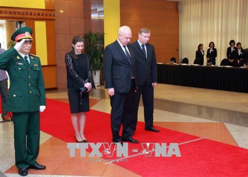 Các đồng chí lãnh đạo, nguyên lãnh đạo Đảng, Nhà nước và các đại biểu dự lễ viếng đồng chí Phan Văn Khải tại Trung tâm Hội nghị Quốc tế, Hà Nội. Ảnh: TTXVN Đoàn đại biểu Chính phủ do Phó Thủ tướng Vương Đình Huệ làm trưởng đoàn viếng đồng chí Phan Văn Khải tại Hà Nội. Ảnh: TTXVN Phó Thủ tướng Vương Đình Huệ,Trưởng ban Kinh tế Trung ương Nguyễn Văn Bình ghi sổ tang, viếng đồng chí Phan Văn Khải tại Trung tâm Hội nghị Quốc tế, Hà Nội. Ảnh: TTXVN Phó Chủ tịch Quốc hội Đỗ Bá Tỵ ghi sổ tang, viếng đồng chí Phan Văn Khải tại Trung tâm Hội nghị Quốc tế, Hà Nội. Ảnh: TTXVN Đoàn đại biểu Thông tấn xã Việt Nam do đồng chí Nguyễn Đức Lợi, Uỷ viên Trung ương Đảng, Bí thư Đảng uỷ, Tổng Giám đốc TTXVN làm trưởng đoàn viếng đồng chí Phan Văn Khải tại Hà Nội. Ảnh: TTXVN Đồng chí Nguyễn Đức Lợi (trái), Uỷ viên Trung ương Đảng, Bí thư Đảng uỷ, Tổng Giám đốc TTXVN và đồng chí Hồ Đức Phớc, Uỷ viên Trung ương Đảng, Tổng Kiểm toán Nhà nước ghi sổ tang, viếng đồng chí Phan Văn Khải tại Hà Nội. Ảnh: TTXVN Đoàn đại biểu lãnh đạo Đảng, Nhà nước, nguyên lãnh đạo Đảng, Nhà nước viếng đồng chí Phan Văn Khải tại Hà Nội. Ảnh: TTXVN Ban Tổ chức Trung ương Đảng viếng đồng chí Phan Văn Khải tại Hà Nội. Ảnh: TTXVN Ban Dân vận Trung ương viếng đồng chí Phan Văn Khải tại Hà Nội. Ảnh: TTXVN Đoàn đại biểu Bộ Tài chính viếng đồng chí Phan Văn Khải tại Hà Nội. Ảnh: TTXVN Đoàn đại biểu Ban Kinh tế Trung ương viếng đồng chí Phan Văn Khải tại Hà Nội. Ảnh: TTXVN Đoàn đại biểu Ban Nội chính Trung ương viếng đồng chí Phan Văn Khải tại Hà Nội. Ảnh: TTXVN Đoàn đại biểu Bộ Tổng tham mưu Quân đội nhân dân Việt Nam đến viếng đồng chí Phan Văn Khải tại Hà Nội. Ảnh: TTXVN Đoàn đại biểu Đảng ủy Công an Trung ương và Bộ Công an viếng đồng chí Phan Văn Khải tại Hà Nội. Ảnh: TTXVN Đoàn đại biểu Ban Chấp hành Tổng Liên đoàn Lao động Việt Nam viếng đồng chí Phan Văn Khải tại Hà Nội. Ảnh: TTXVN Đoàn đại biểu Tổng cục Chính trị Quân đội nhân dân Việt Nam viếng đồng chí Phan Văn Khải tại Hà Nội. Ảnh: TTXVN Đoàn đại biểu Văn phòng Trung ương Đảng viếng đồng chí Phan Văn Khải tại Hà Nội. Ảnh: An Đăng – TTXVN Đoàn đại biểu Văn phòng Chủ tịch nước viếng đồng chí Phan Văn Khải tại Hà Nội. Ảnh: An Đăng – TTXVN Đoàn đại biểu Ủy ban dân tộc viếng đồng chí Phan Văn Khải tại Hà Nội. Ảnh: TTXVN Đoàn đại biểu Đại sứ quán Nga tại Việt Nam viếng đồng chí Phan Văn Khải tại Hà Nội. Ảnh: An Đăng – TTXVN Đại sứ Đặc mệnh toàn quyền Venezuela tại Việt Nam Jorge Rondon Uzcategui viếng đồng chí Phan Văn Khải tại Hà Nội. Ảnh: An Đăng - TTXVN Các đại biểu quốc tế ghi sổ tang, viếng đồng chí Phan Văn Khải. Ảnh: An Đăng - TTXVN Các đồng chí lãnh đạo, nguyên lãnh đạo Đảng, Nhà nước và các đại biểu dự lễ viếng đồng chí Phan Văn Khải tại Trung tâm Hội nghị Quốc tế, Hà Nội. Ảnh: TTXVN Đoàn đại biểu Chính phủ do Phó Thủ tướng Vương Đình Huệ làm trưởng đoàn viếng đồng chí Phan Văn Khải tại Hà Nội. Ảnh: TTXVN Phó Thủ tướng Vương Đình Huệ,Trưởng ban Kinh tế Trung ương Nguyễn Văn Bình ghi sổ tang, viếng đồng chí Phan Văn Khải tại Trung tâm Hội nghị Quốc tế, Hà Nội. Ảnh: TTXVN Phó Chủ tịch Quốc hội Đỗ Bá Tỵ ghi sổ tang, viếng đồng chí Phan Văn Khải tại Trung tâm Hội nghị Quốc tế, Hà Nội. Ảnh: TTXVN Đoàn đại biểu Thông tấn xã Việt Nam do đồng chí Nguyễn Đức Lợi, Uỷ viên Trung ương Đảng, Bí thư Đảng uỷ, Tổng Giám đốc TTXVN làm trưởng đoàn viếng đồng chí Phan Văn Khải tại Hà Nội. Ảnh: TTXVN Đồng chí Nguyễn Đức Lợi (trái), Uỷ viên Trung ương Đảng, Bí thư Đảng uỷ, Tổng Giám đốc TTXVN và đồng chí Hồ Đức Phớc, Uỷ viên Trung ương Đảng, Tổng Kiểm toán Nhà nước ghi sổ tang, viếng đồng chí Phan Văn Khải tại Hà Nội. Ảnh: TTXVN Đoàn đại biểu lãnh đạo Đảng, Nhà nước, nguyên lãnh đạo Đảng, Nhà nước viếng đồng chí Phan Văn Khải tại Hà Nội. Ảnh: TTXVN Ban Tổ chức Trung ương Đảng viếng đồng chí Phan Văn Khải tại Hà Nội. Ảnh: TTXVN Ban Dân vận Trung ương viếng đồng chí Phan Văn Khải tại Hà Nội. Ảnh: TTXVN Đoàn đại biểu Bộ Tài chính viếng đồng chí Phan Văn Khải tại Hà Nội. Ảnh: TTXVN Đoàn đại biểu Ban Kinh tế Trung ương viếng đồng chí Phan Văn Khải tại Hà Nội. Ảnh: TTXVN Đoàn đại biểu Ban Nội chính Trung ương viếng đồng chí Phan Văn Khải tại Hà Nội. Ảnh: TTXVN Đoàn đại biểu Bộ Tổng tham mưu Quân đội nhân dân Việt Nam đến viếng đồng chí Phan Văn Khải tại Hà Nội. Ảnh: TTXVN Đoàn đại biểu Đảng ủy Công an Trung ương và Bộ Công an viếng đồng chí Phan Văn Khải tại Hà Nội. Ảnh: TTXVN Đoàn đại biểu Ban Chấp hành Tổng Liên đoàn Lao động Việt Nam viếng đồng chí Phan Văn Khải tại Hà Nội. Ảnh: TTXVN Đoàn đại biểu Tổng cục Chính trị Quân đội nhân dân Việt Nam viếng đồng chí Phan Văn Khải tại Hà Nội. Ảnh: TTXVN Đoàn đại biểu Văn phòng Trung ương Đảng viếng đồng chí Phan Văn Khải tại Hà Nội. Ảnh: An Đăng – TTXVN Đoàn đại biểu Văn phòng Chủ tịch nước viếng đồng chí Phan Văn Khải tại Hà Nội. Ảnh: An Đăng – TTXVN Đoàn đại biểu Ủy ban dân tộc viếng đồng chí Phan Văn Khải tại Hà Nội. Ảnh: TTXVN Đoàn đại biểu Đại sứ quán Nga tại Việt Nam viếng đồng chí Phan Văn Khải tại Hà Nội. Ảnh: An Đăng – TTXVN Đại sứ Đặc mệnh toàn quyền Venezuela tại Việt Nam Jorge Rondon Uzcategui viếng đồng chí Phan Văn Khải tại Hà Nội. Ảnh: An Đăng - TTXVN Các đại biểu quốc tế ghi sổ tang, viếng đồng chí Phan Văn Khải. Ảnh: An Đăng - TTXVN